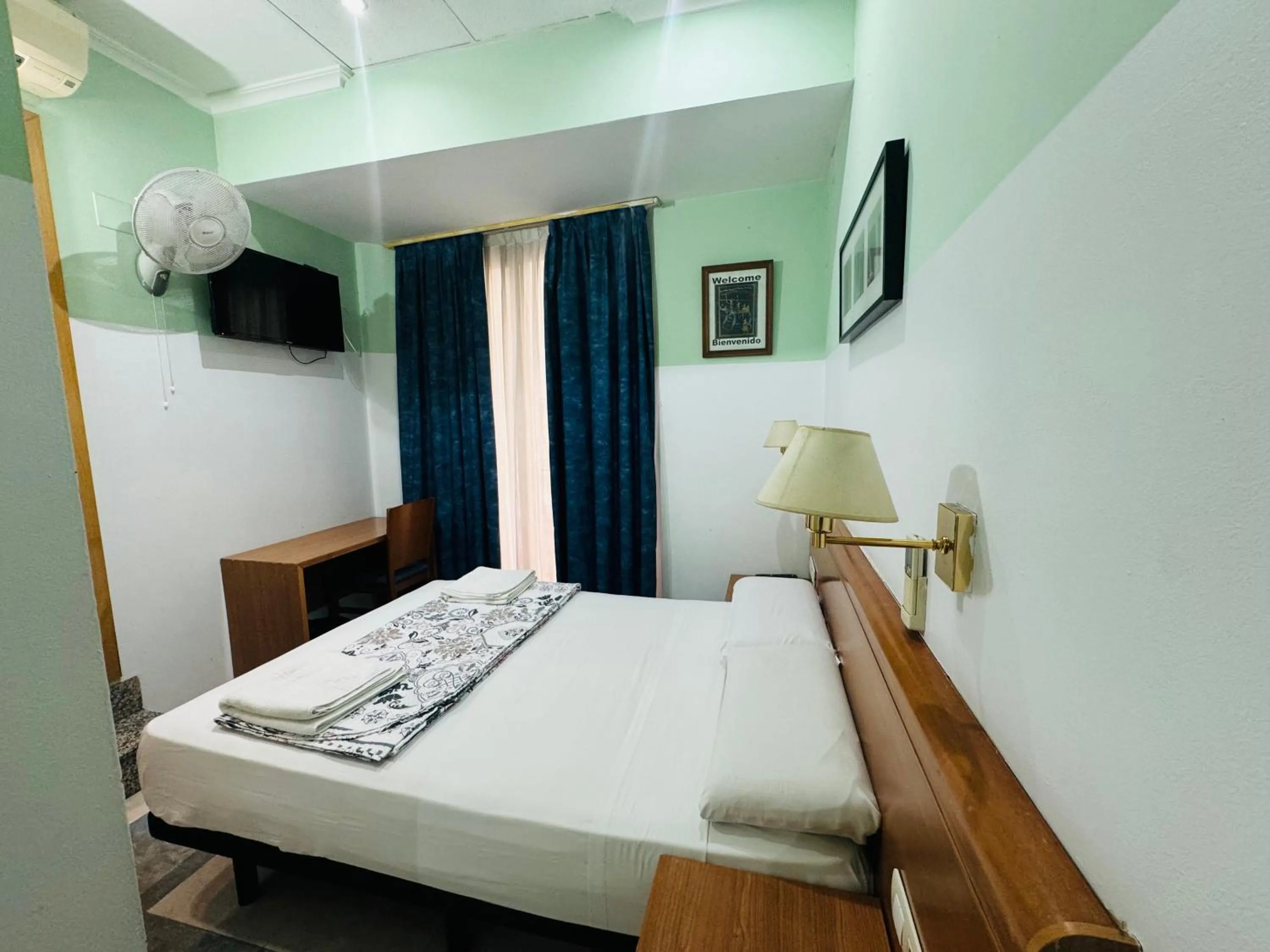 Bed in Hostal Mont Thabor