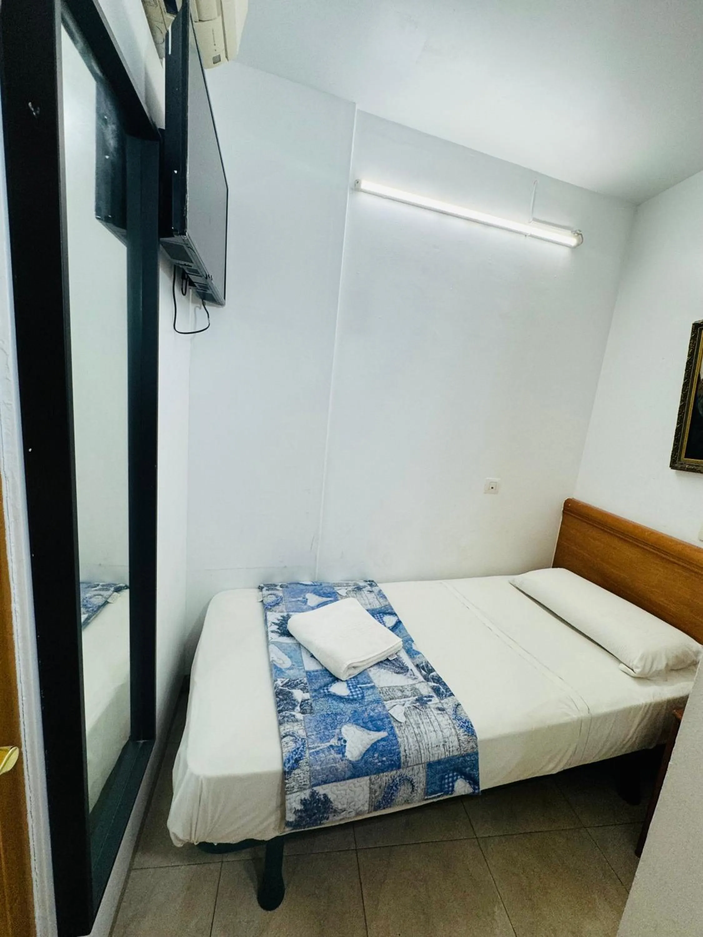 Bed in Hostal Mont Thabor