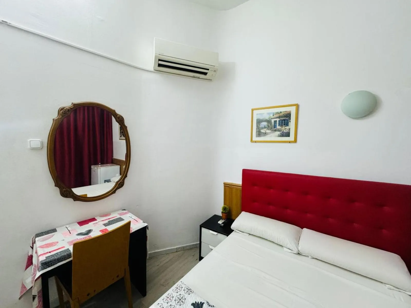 Bed in Hostal Mont Thabor