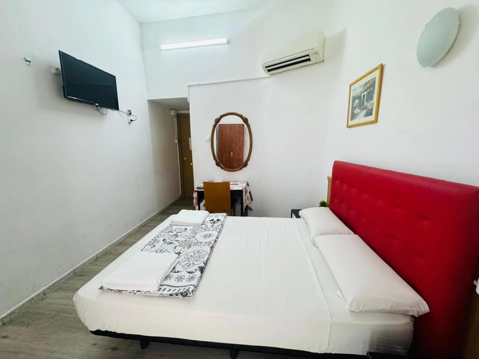 Bed in Hostal Mont Thabor