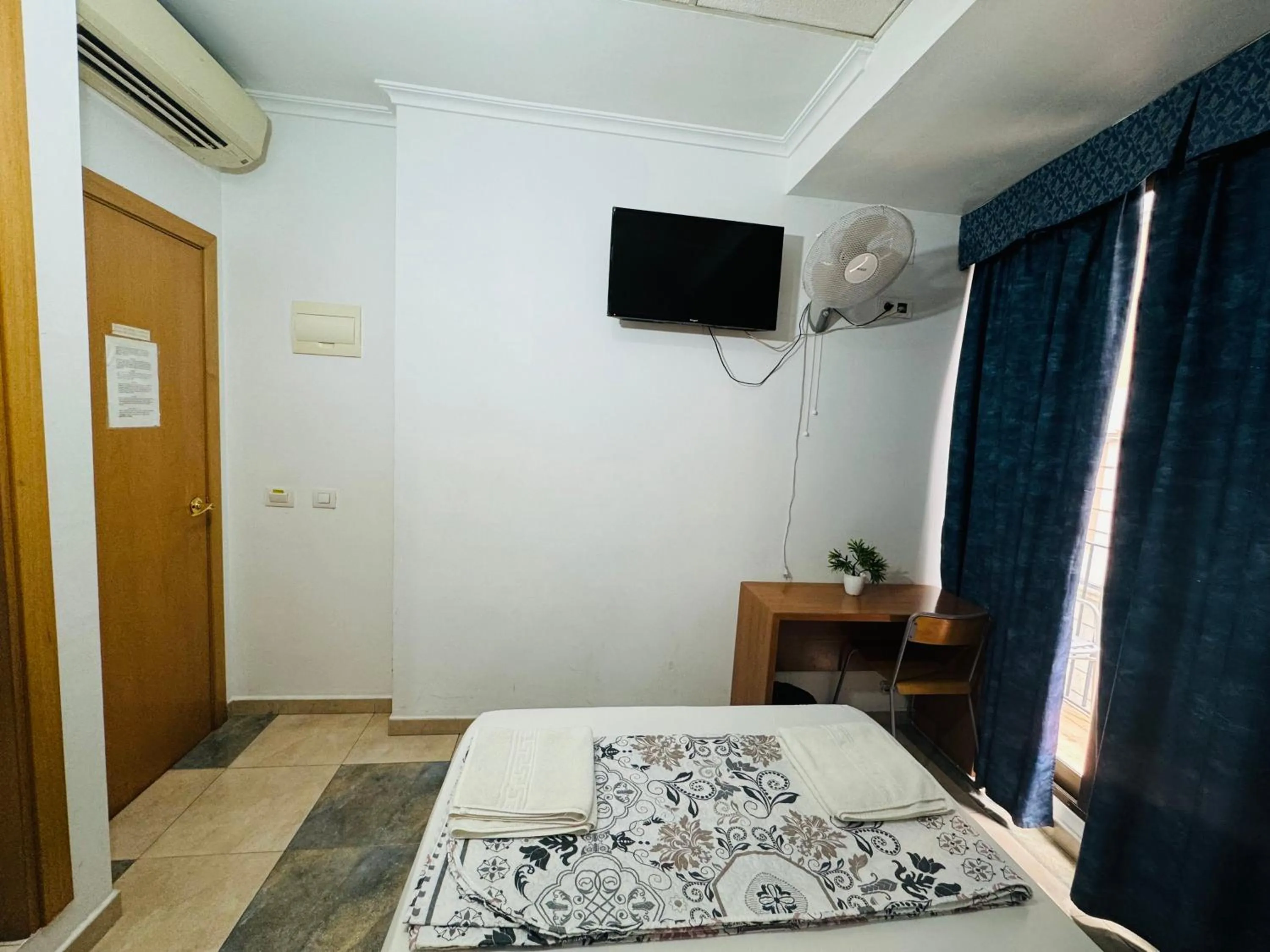 Bed in Hostal Mont Thabor