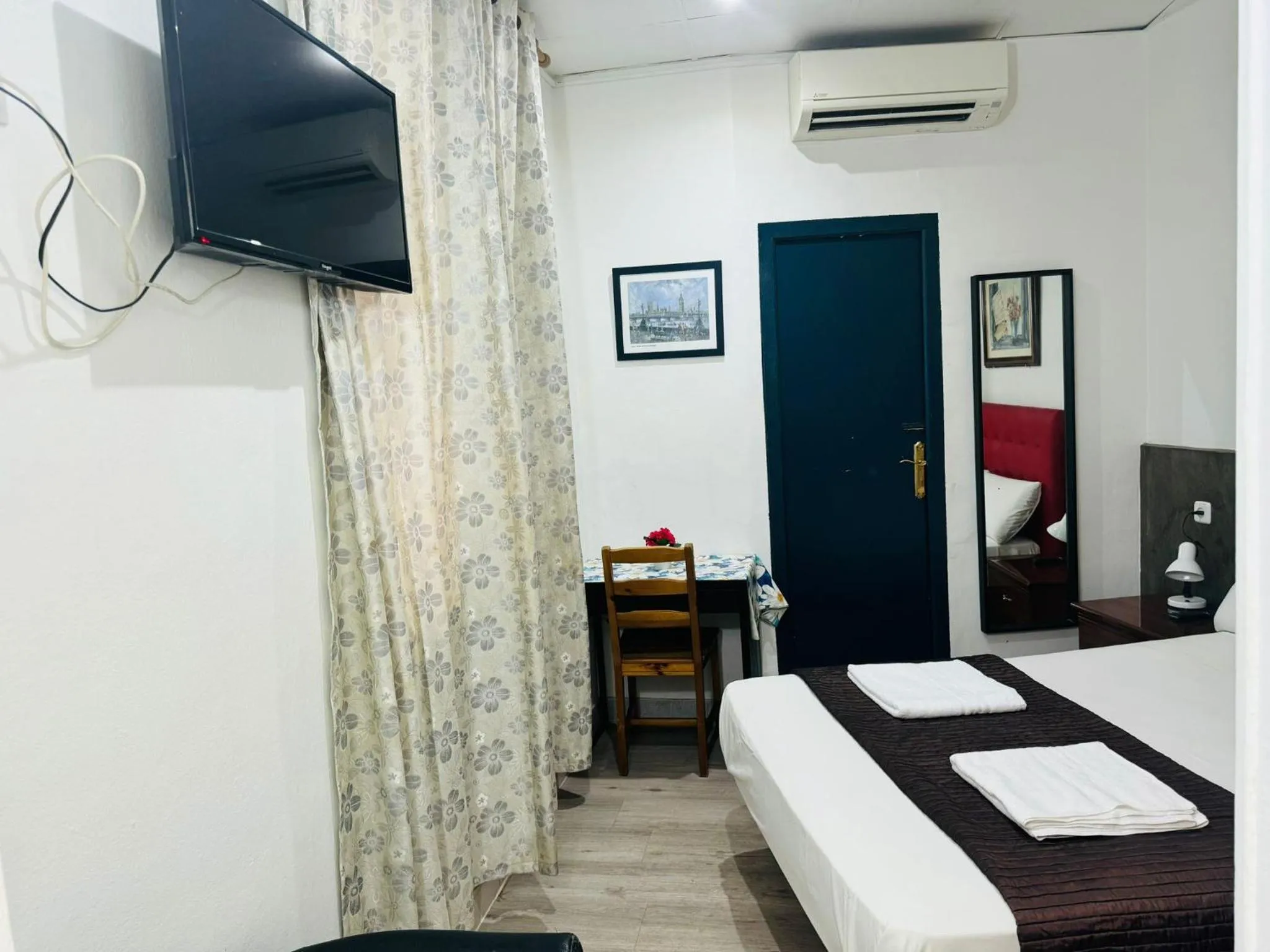 Bed in Hostal Mont Thabor