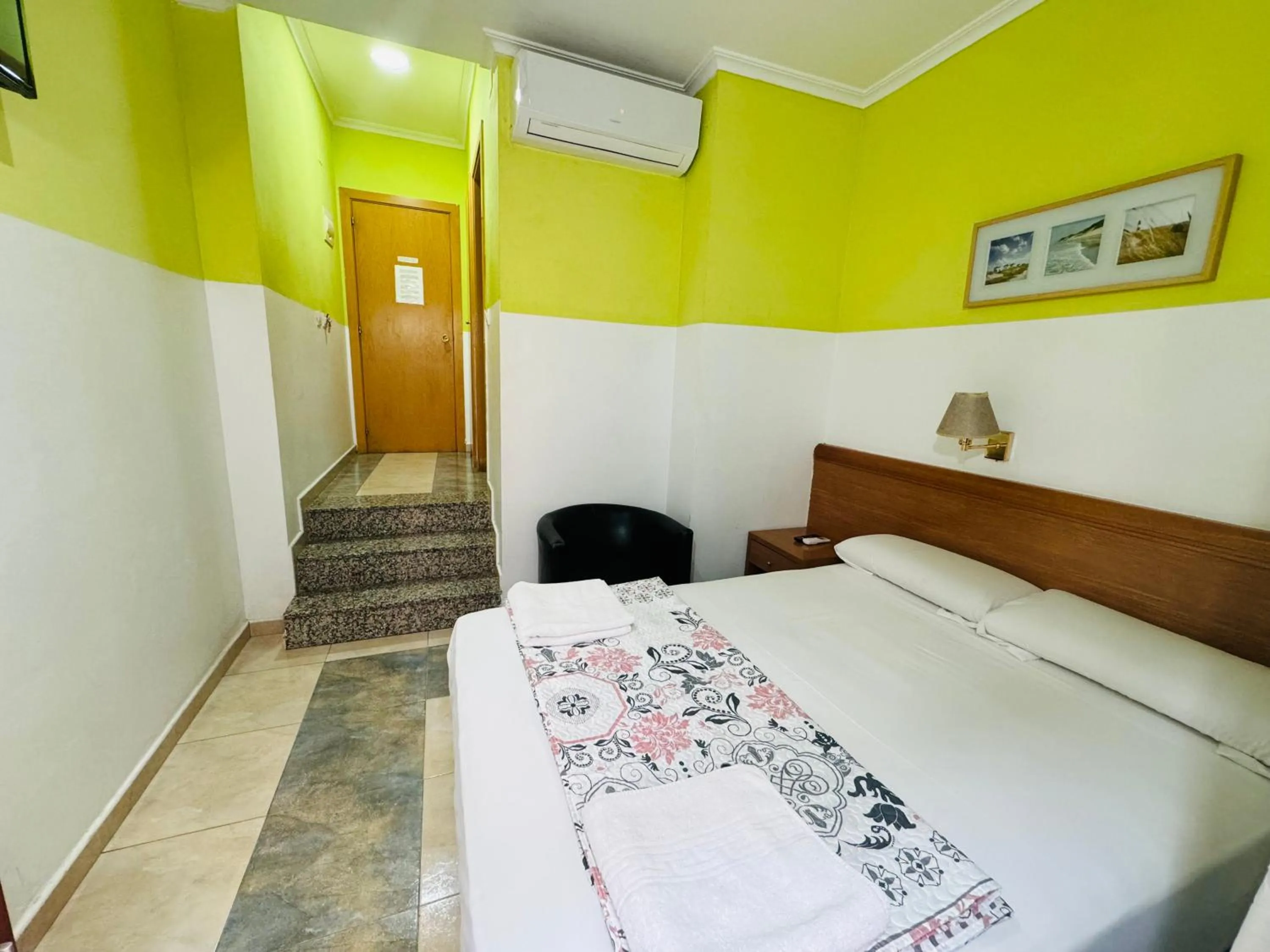 Bed in Hostal Mont Thabor