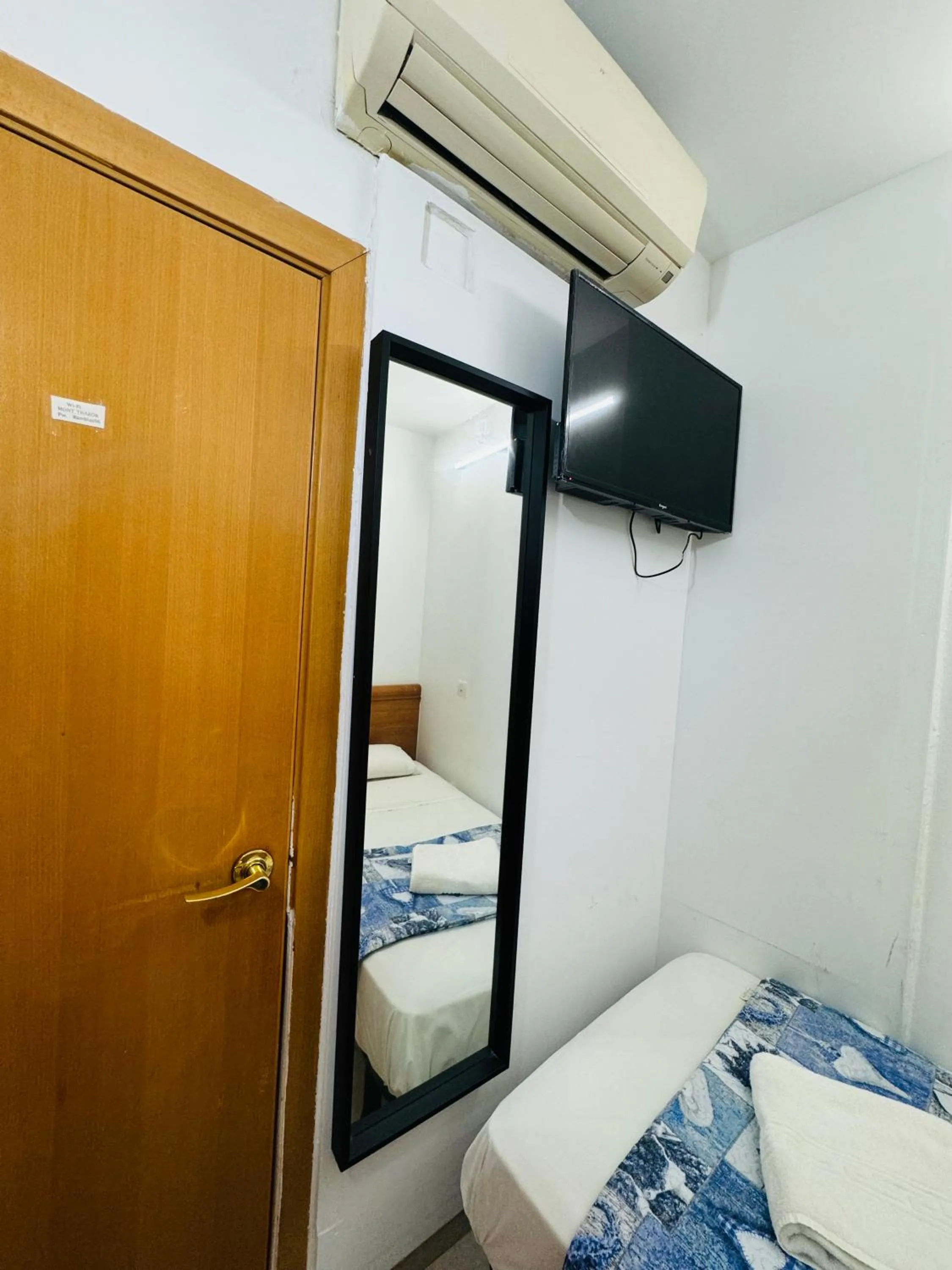 Bed in Hostal Mont Thabor