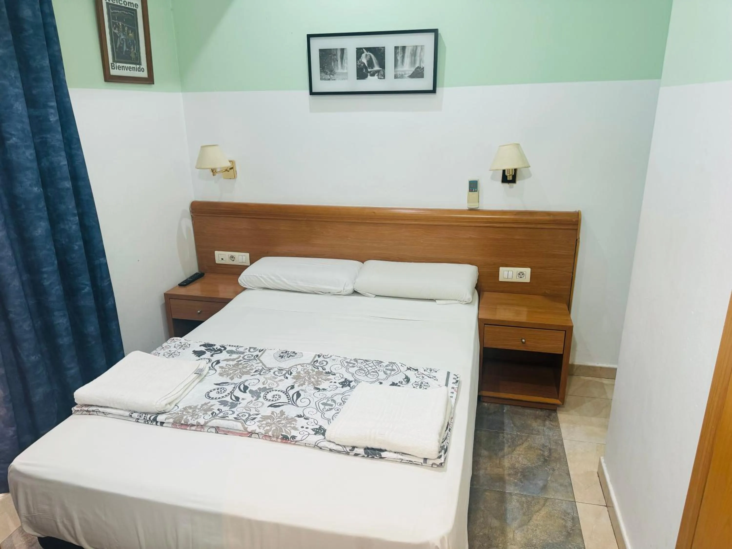 Bed in Hostal Mont Thabor