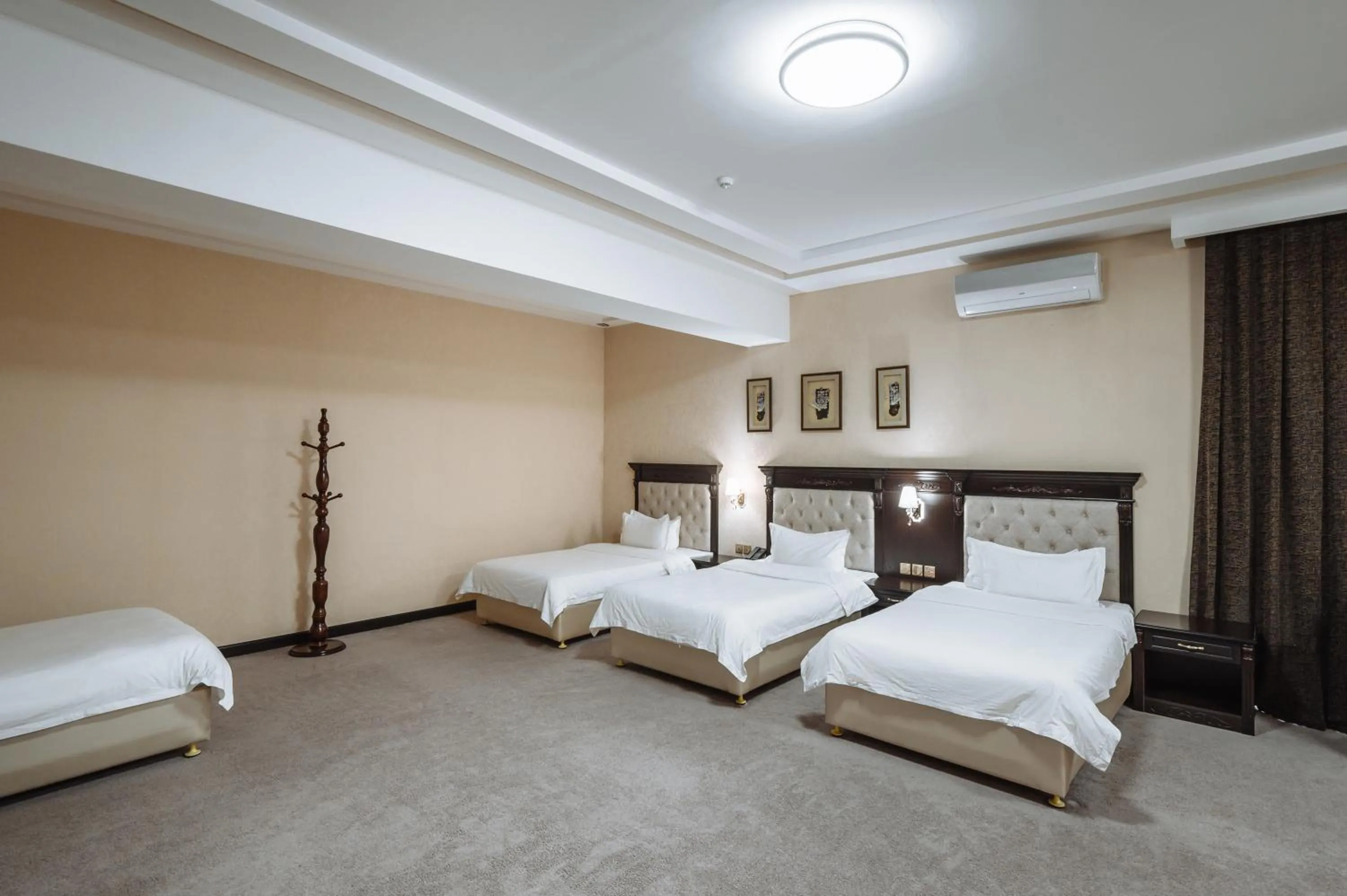 Photo of the whole room, Bed in Daniel Hill Hotel