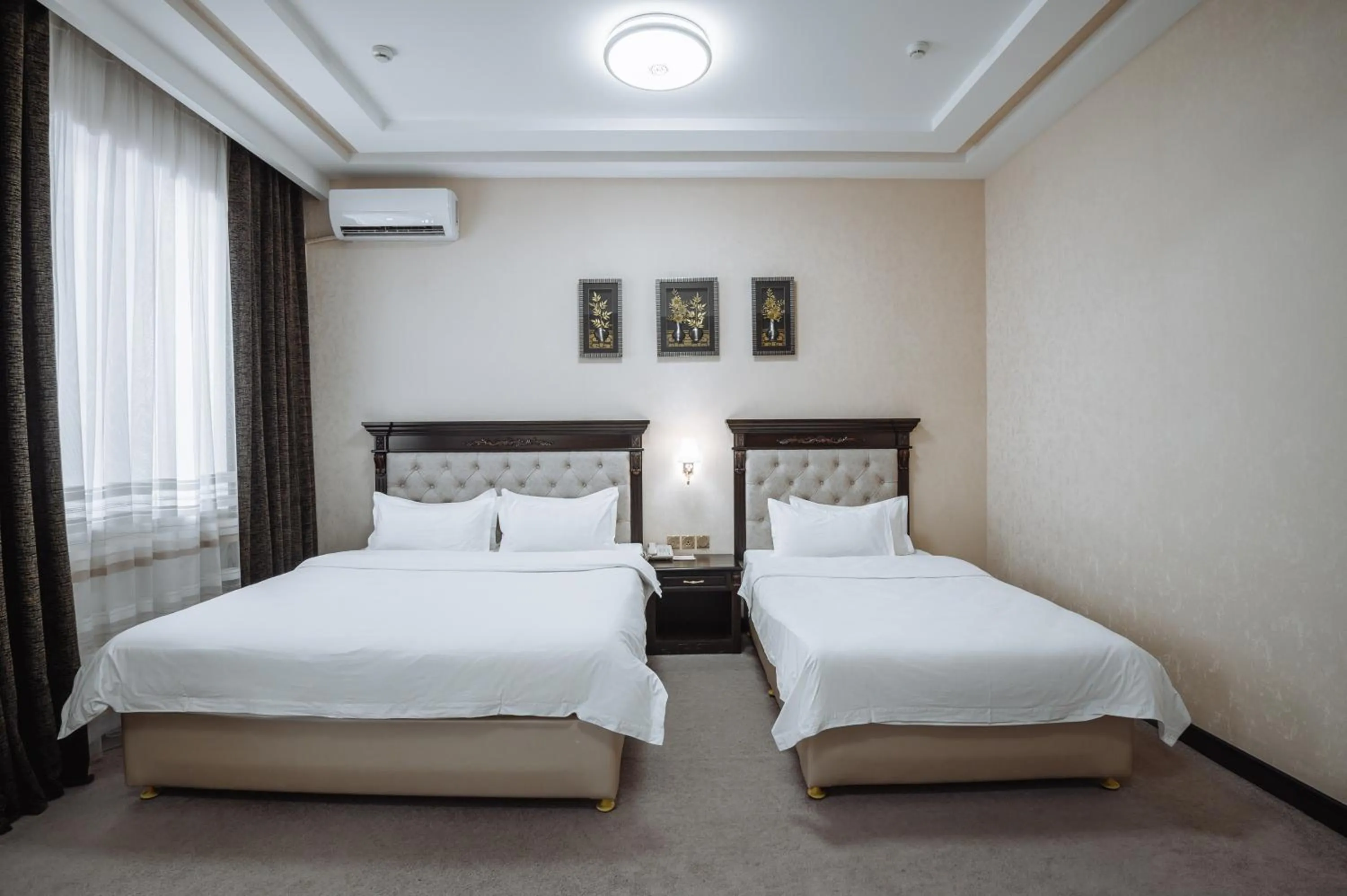 Photo of the whole room, Bed in Daniel Hill Hotel