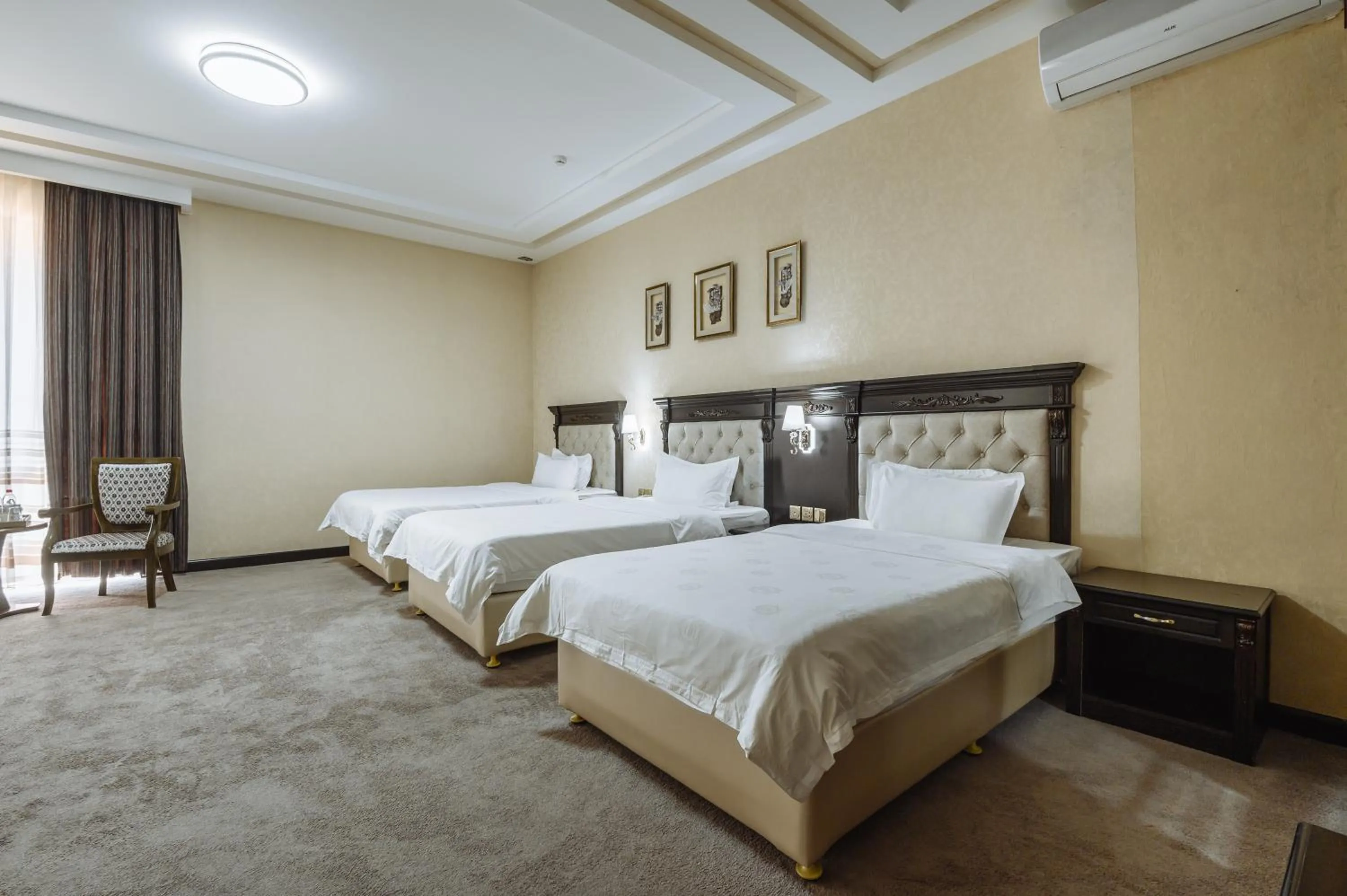 Photo of the whole room, Bed in Daniel Hill Hotel