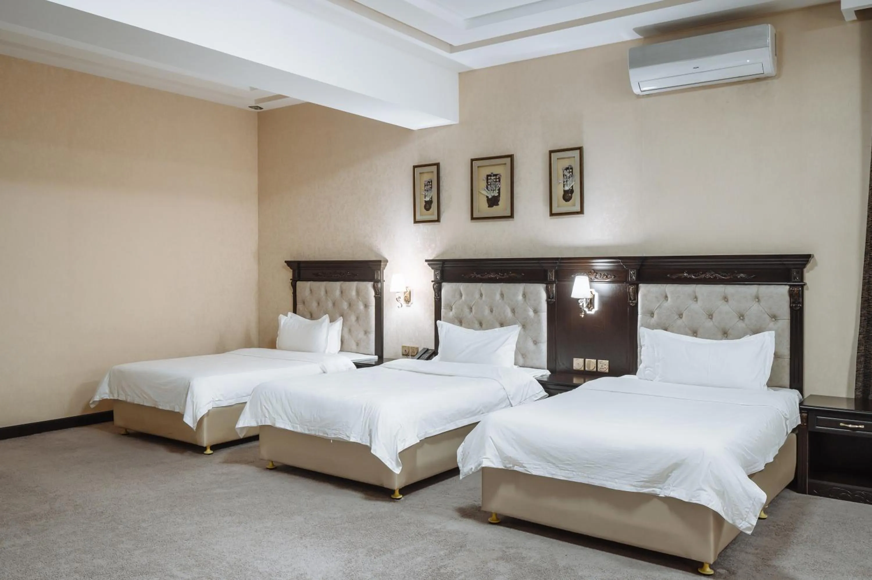 Photo of the whole room, Bed in Daniel Hill Hotel