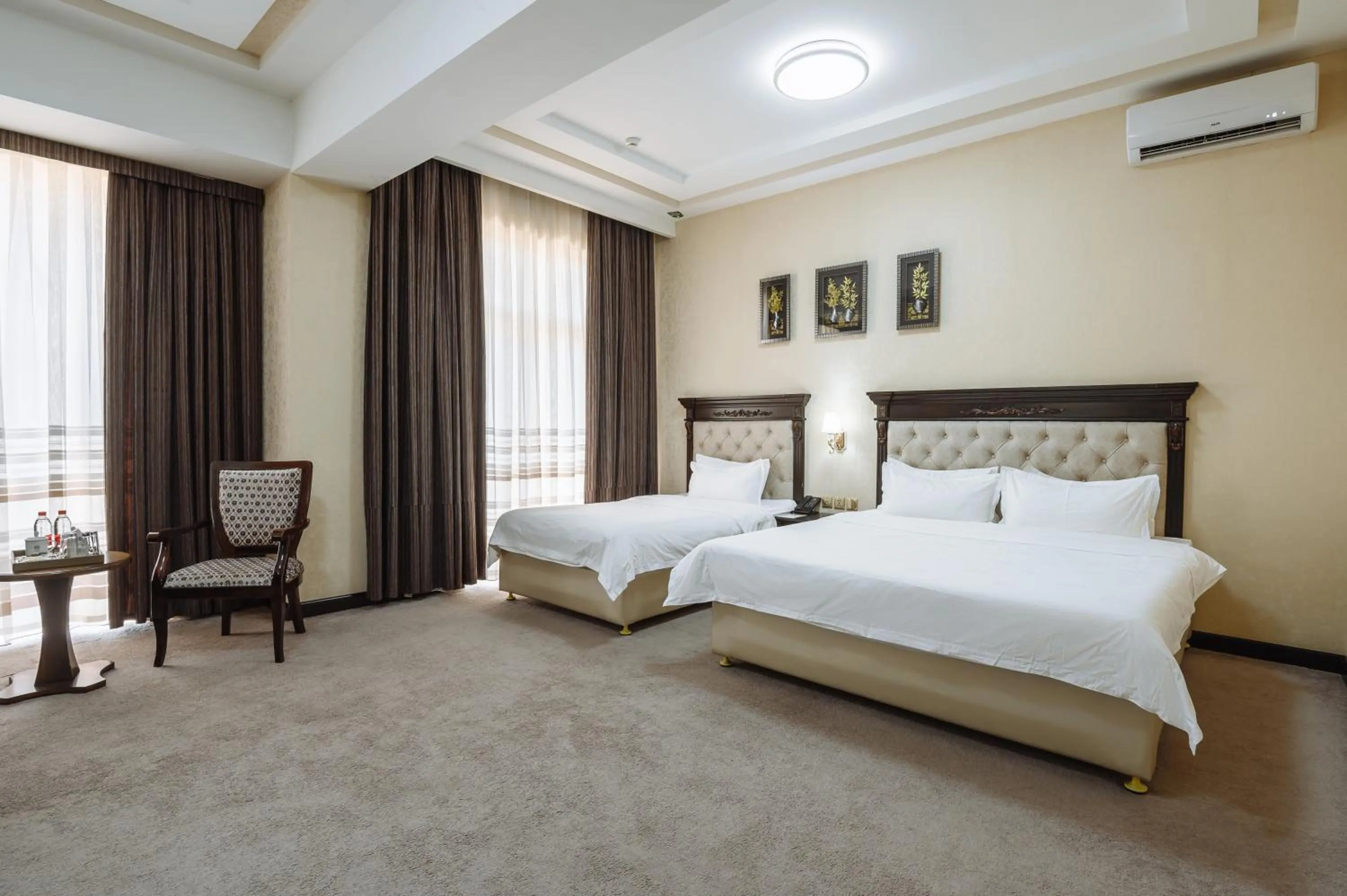 Photo of the whole room, Bed in Daniel Hill Hotel