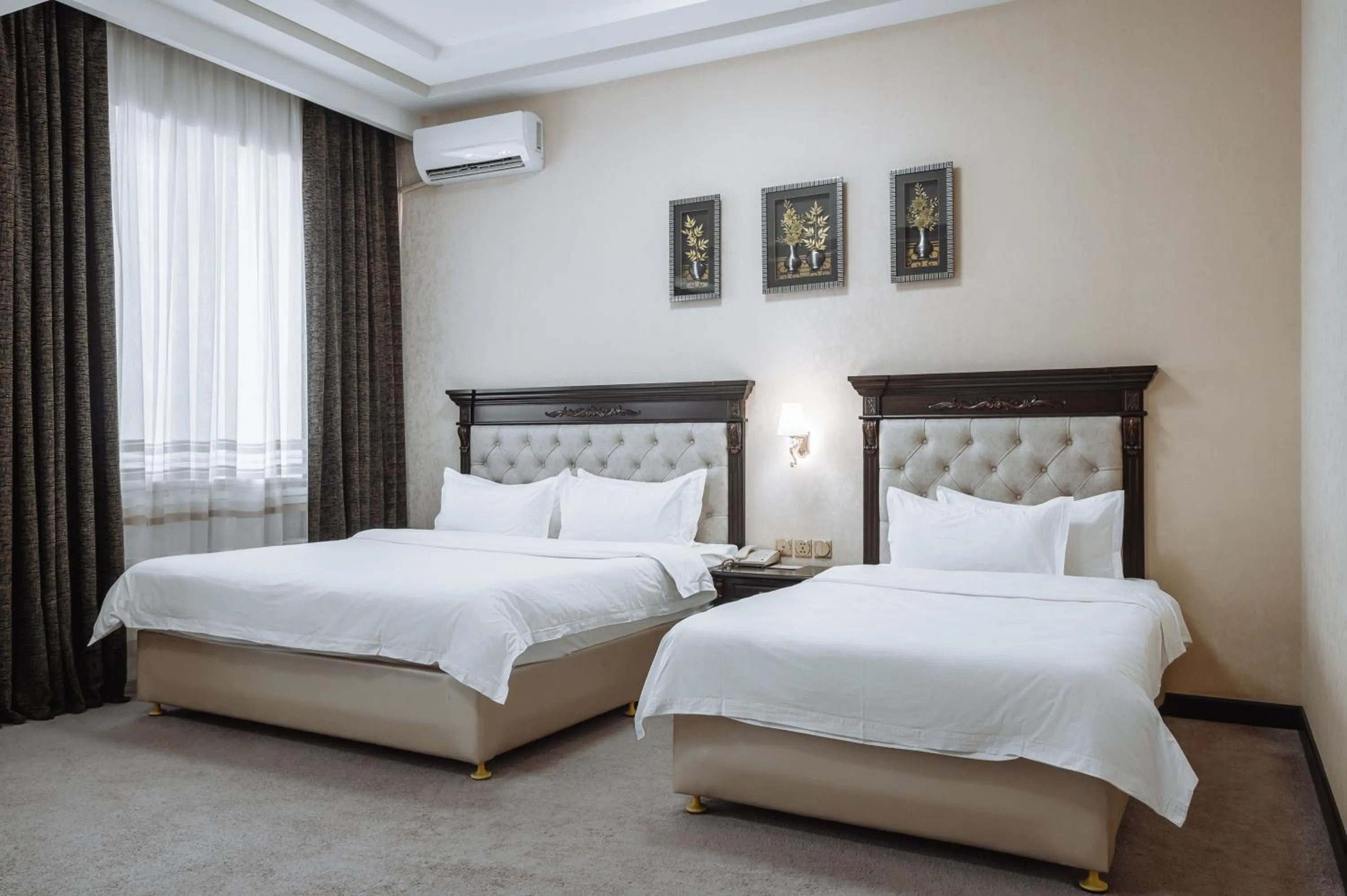 Photo of the whole room, Bed in Daniel Hill Hotel