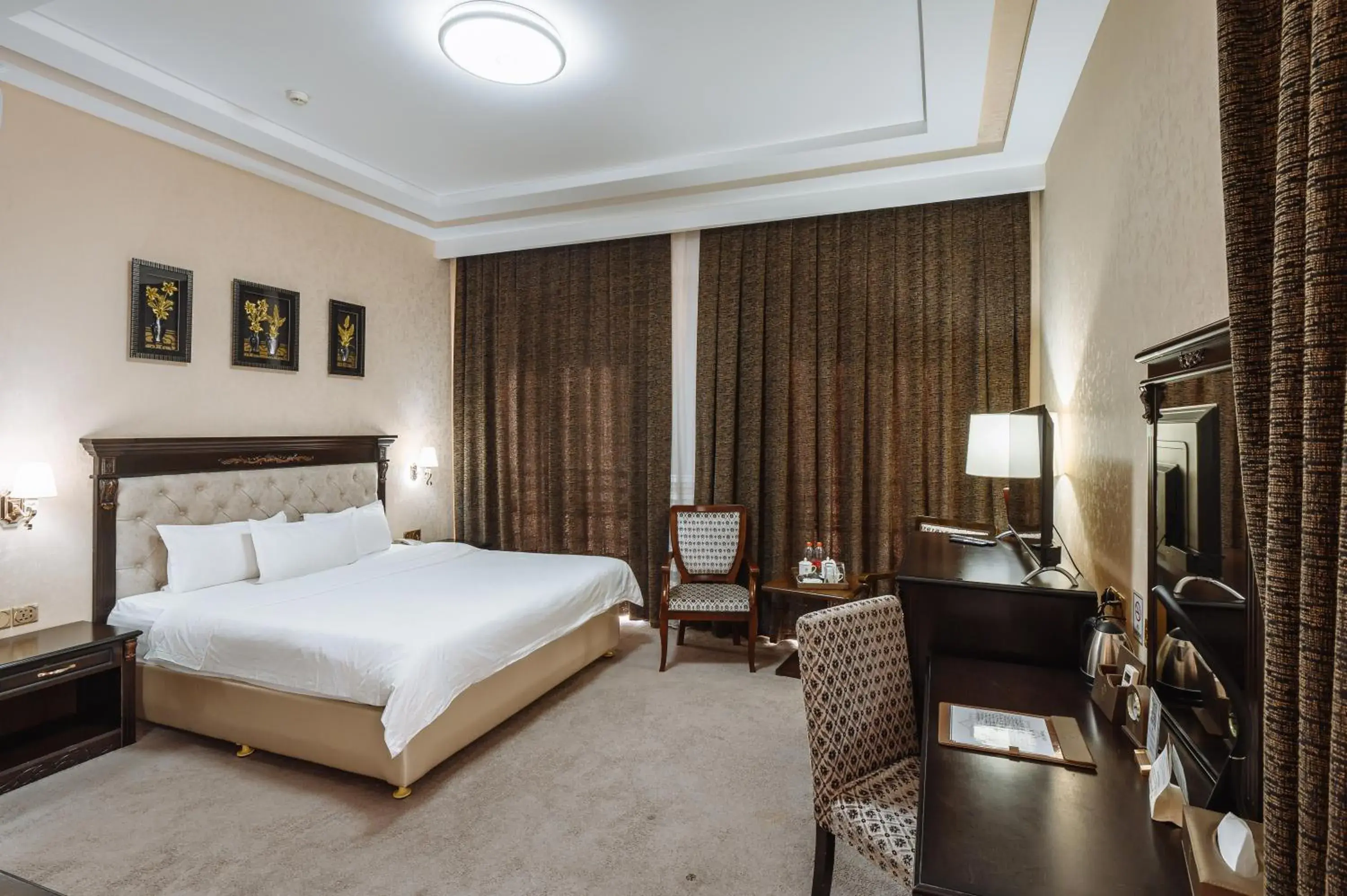 Photo of the whole room, Bed in Daniel Hill Hotel Photo of the whole room, Bed in Daniel Hill Hotel