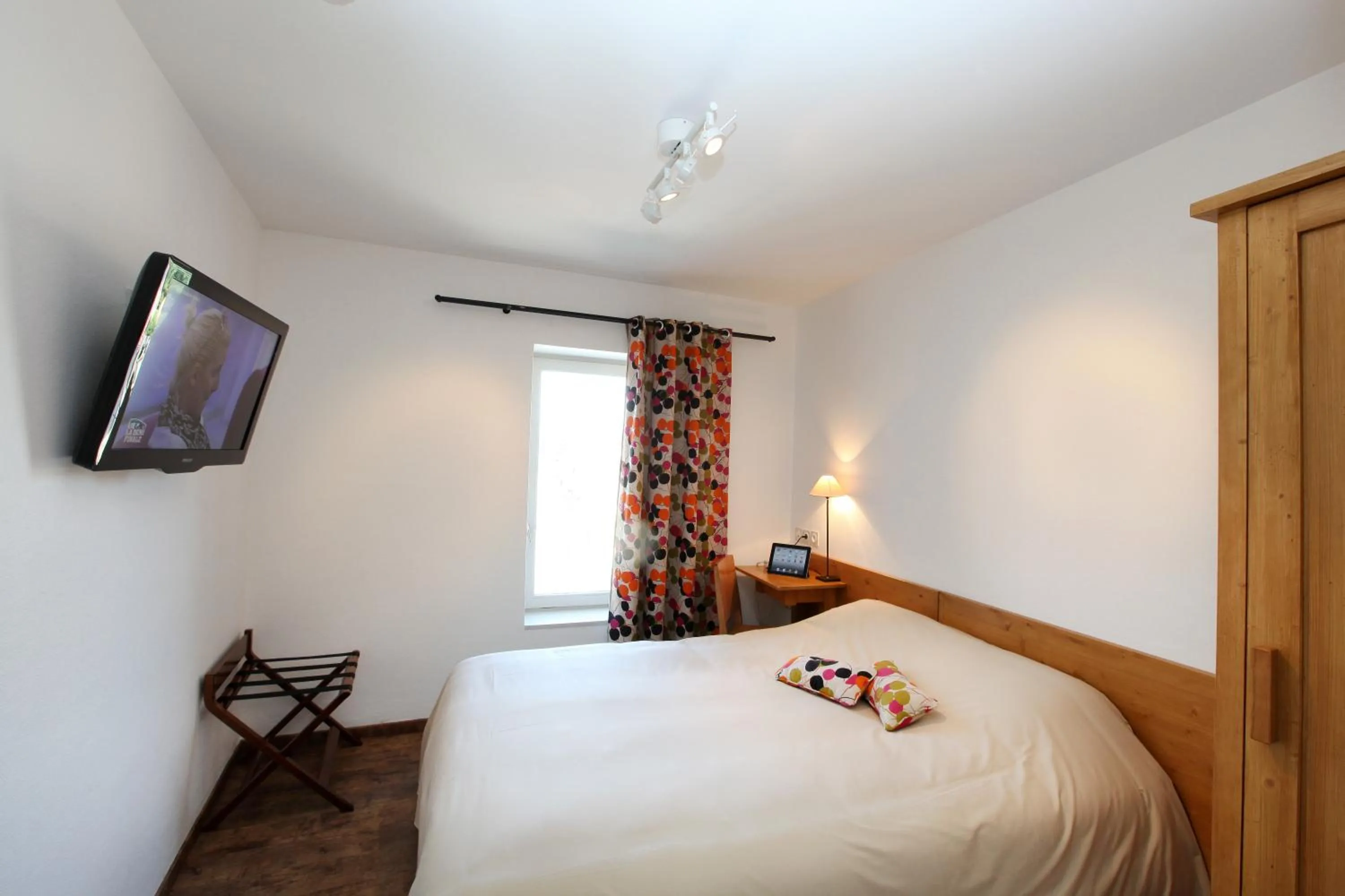 TV and multimedia, Bed in Logis Hotel Le Nouvel