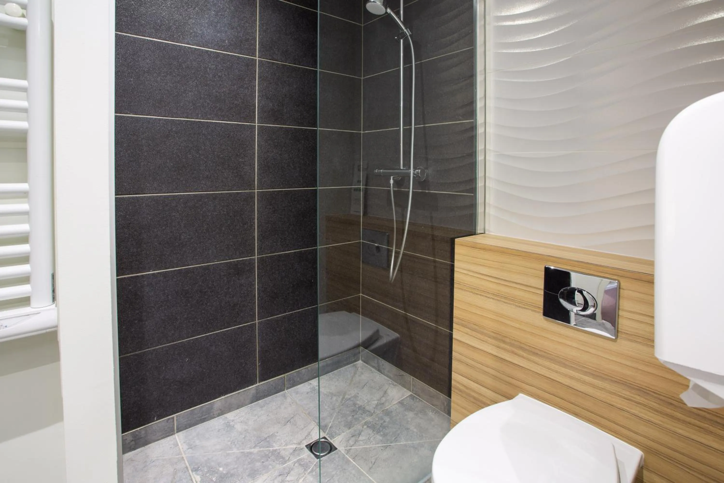 Shower in Campanile Laval Nord