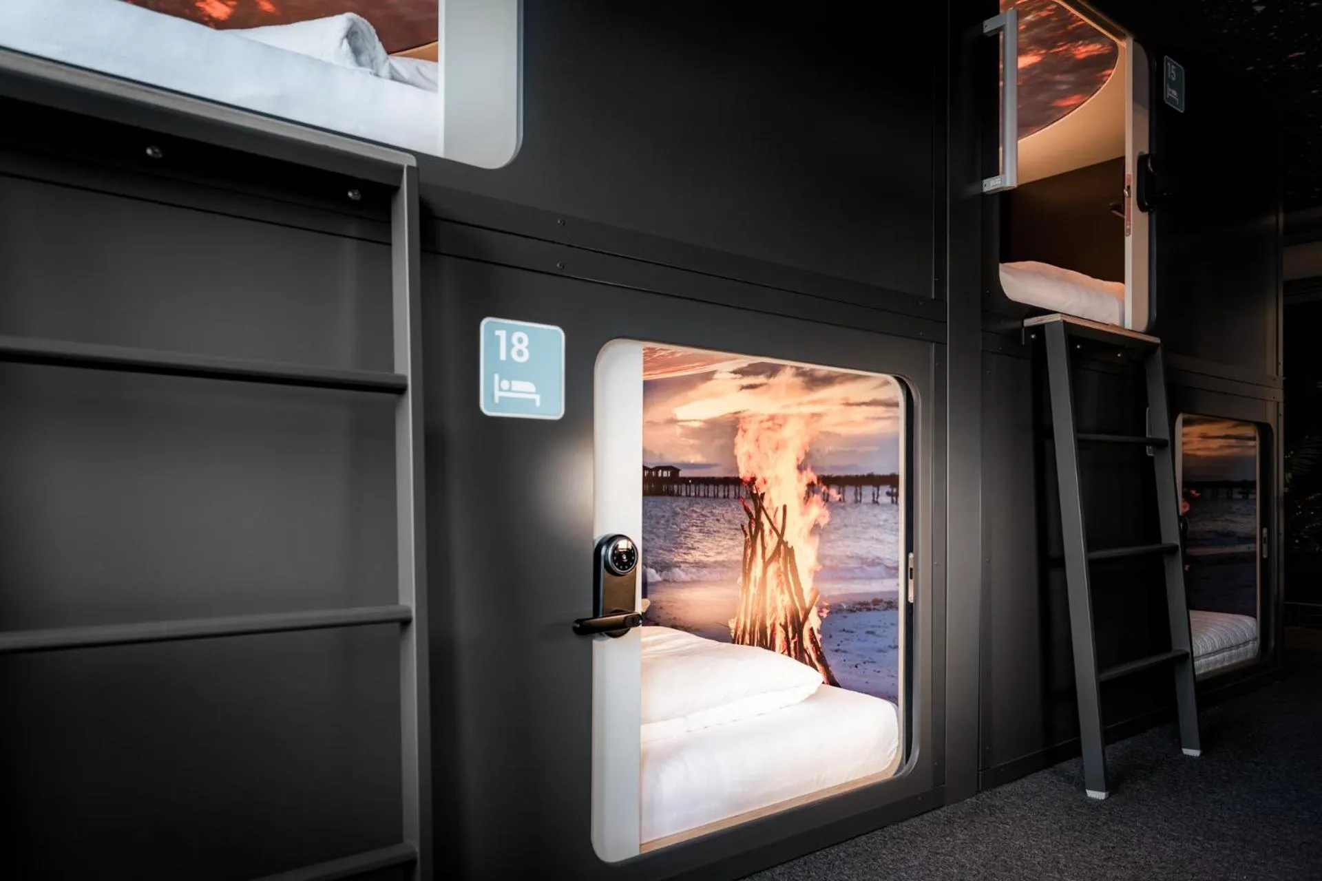 Bedroom, Bed in Capsule Hotel - Lucerne TheLAB