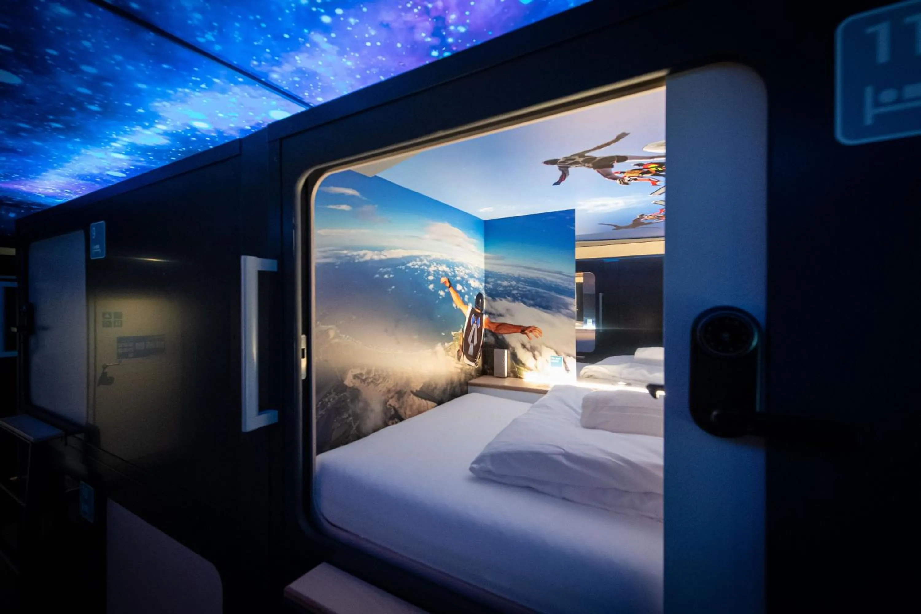 Photo of the whole room, Bed in Capsule Hotel - Lucerne TheLAB
