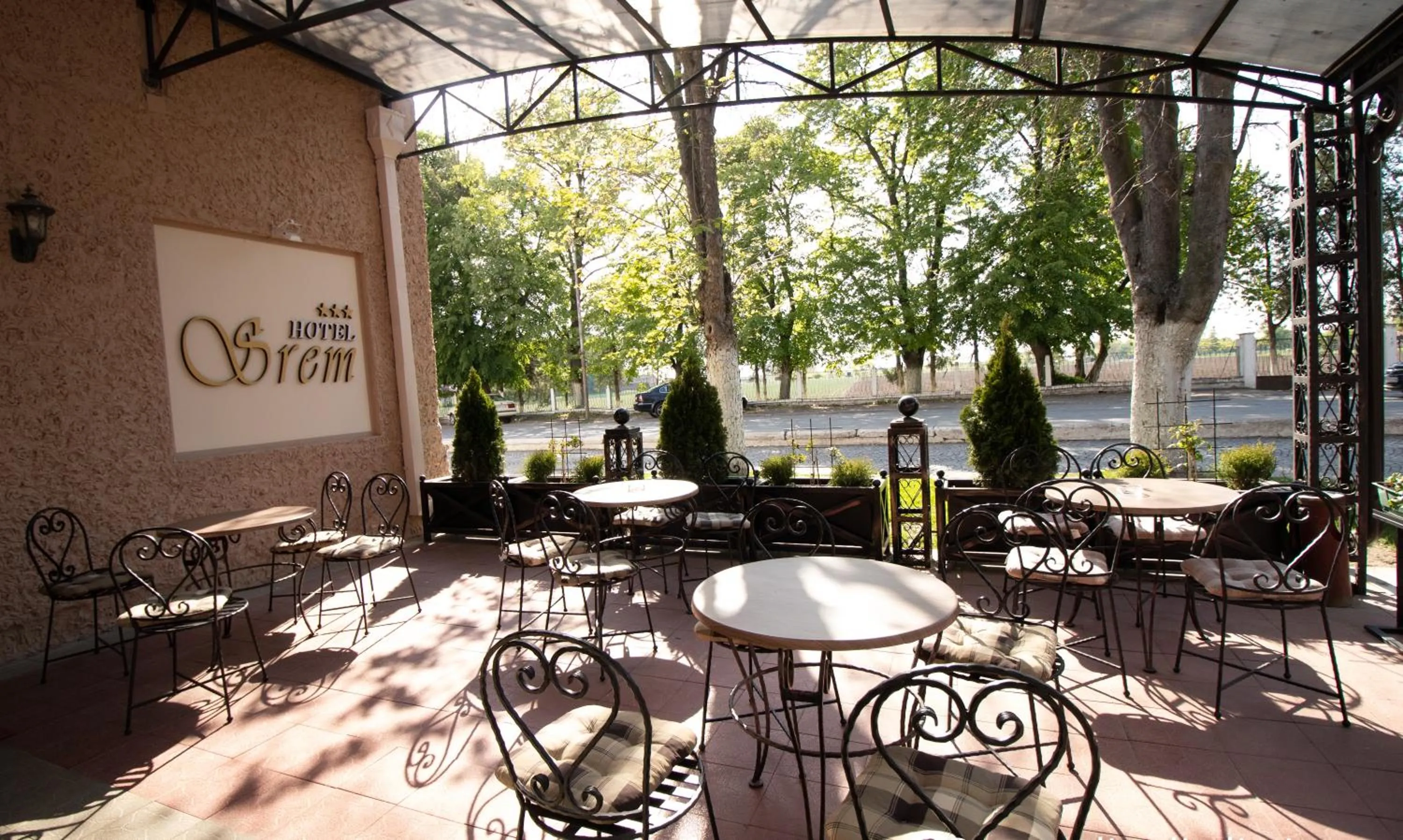 Restaurant/places to eat in Hotel Srem