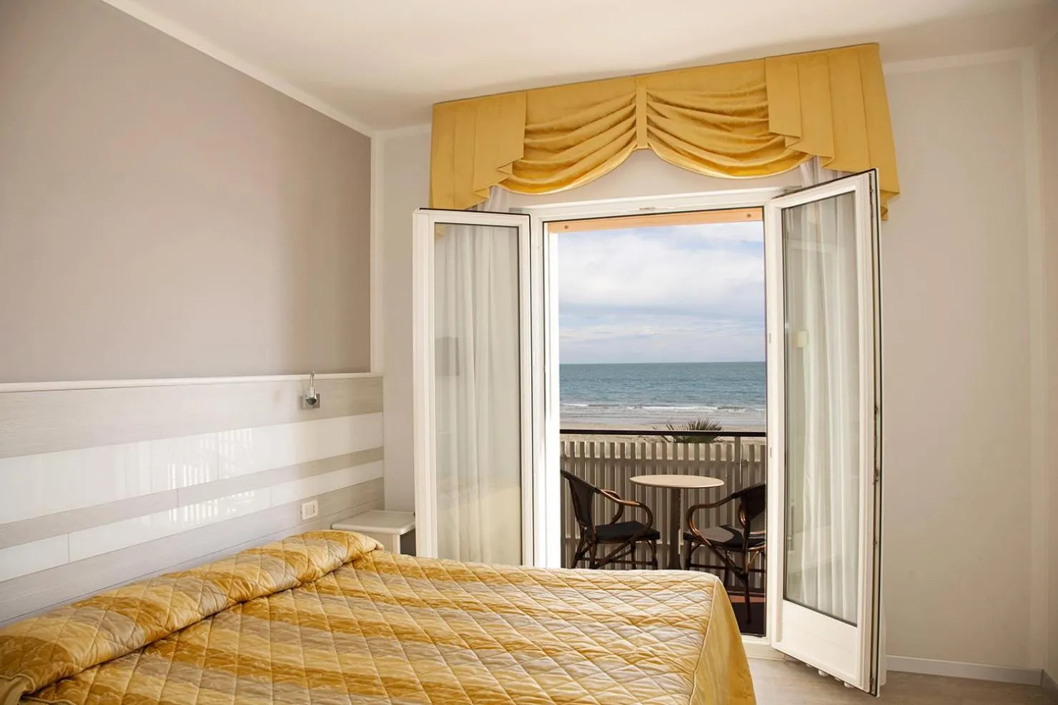 Balcony/Terrace, Bed in Hotel Righetto Fronte Mare