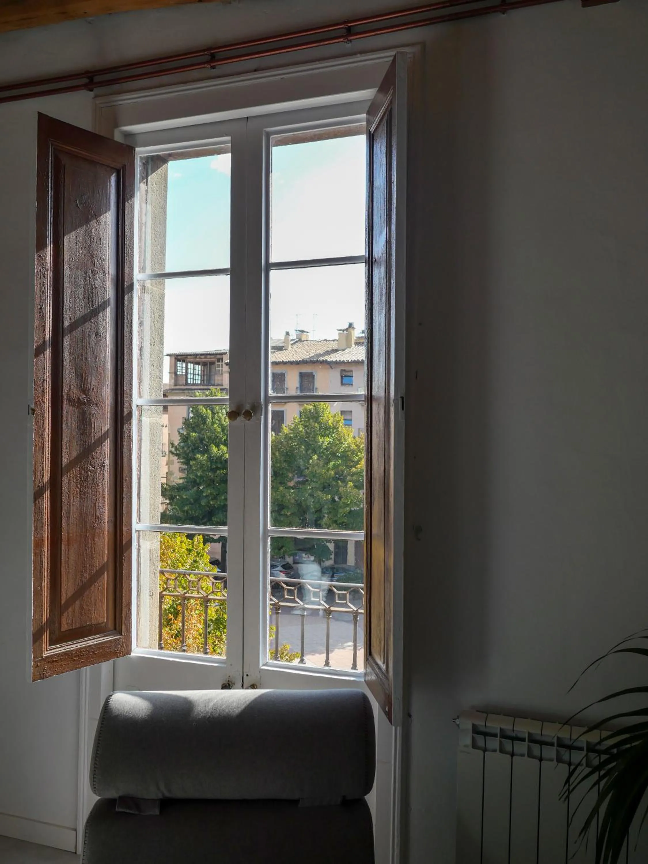 Street view, Bed in Luxury Apartment Stancesvic