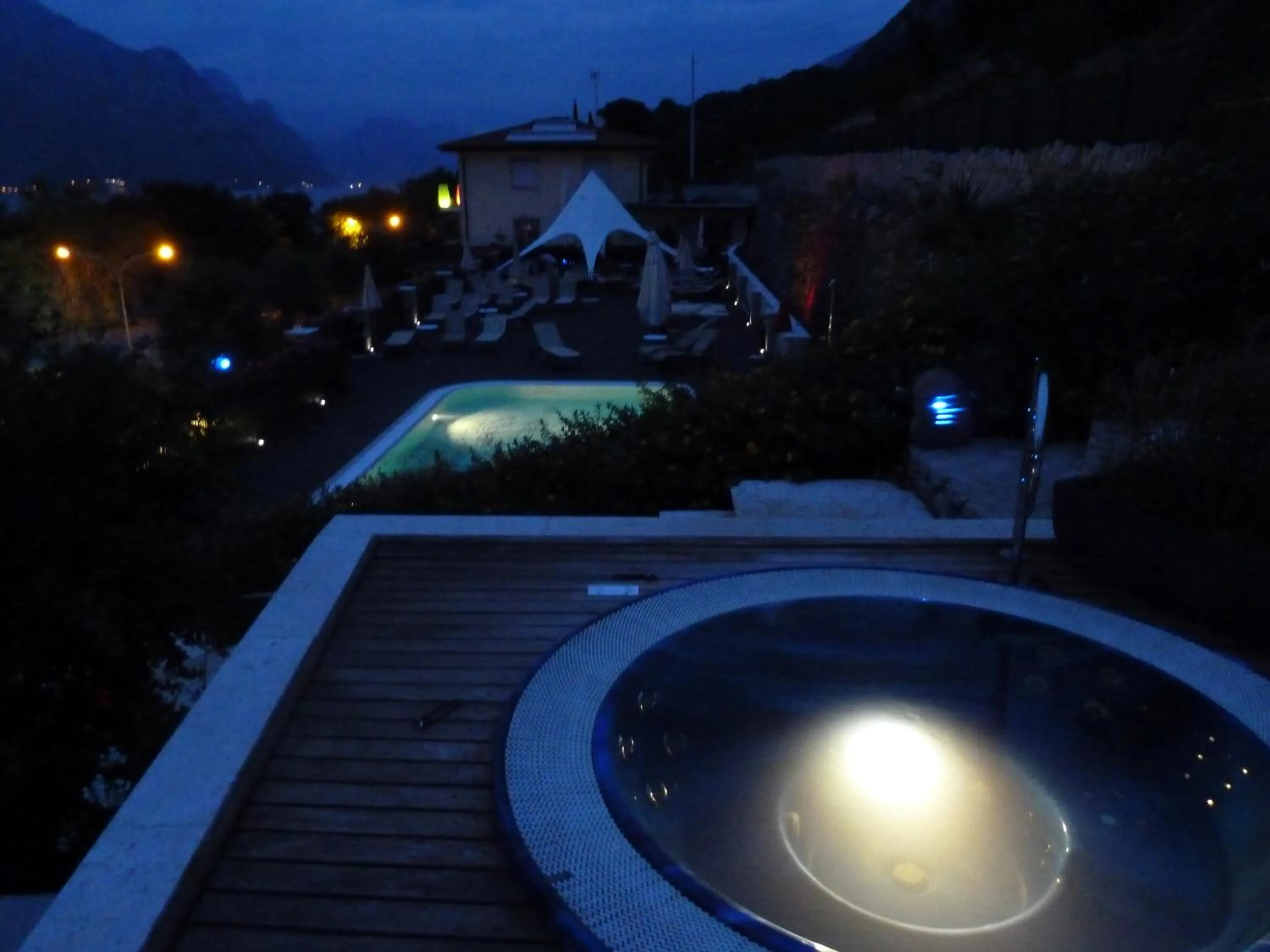 Hot Tub in Villa Treccani Apartments