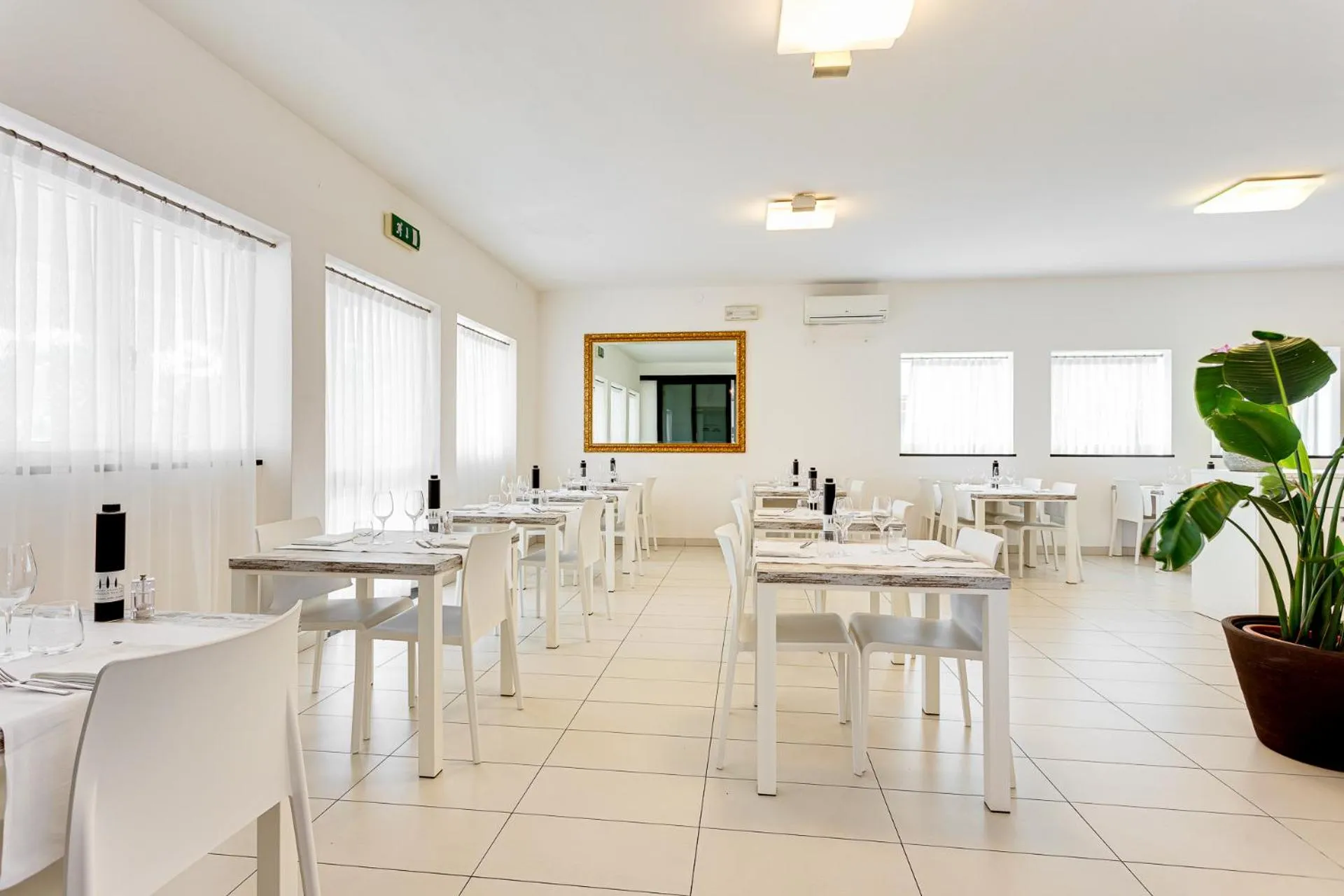 Restaurant/places to eat in Hotel Blues