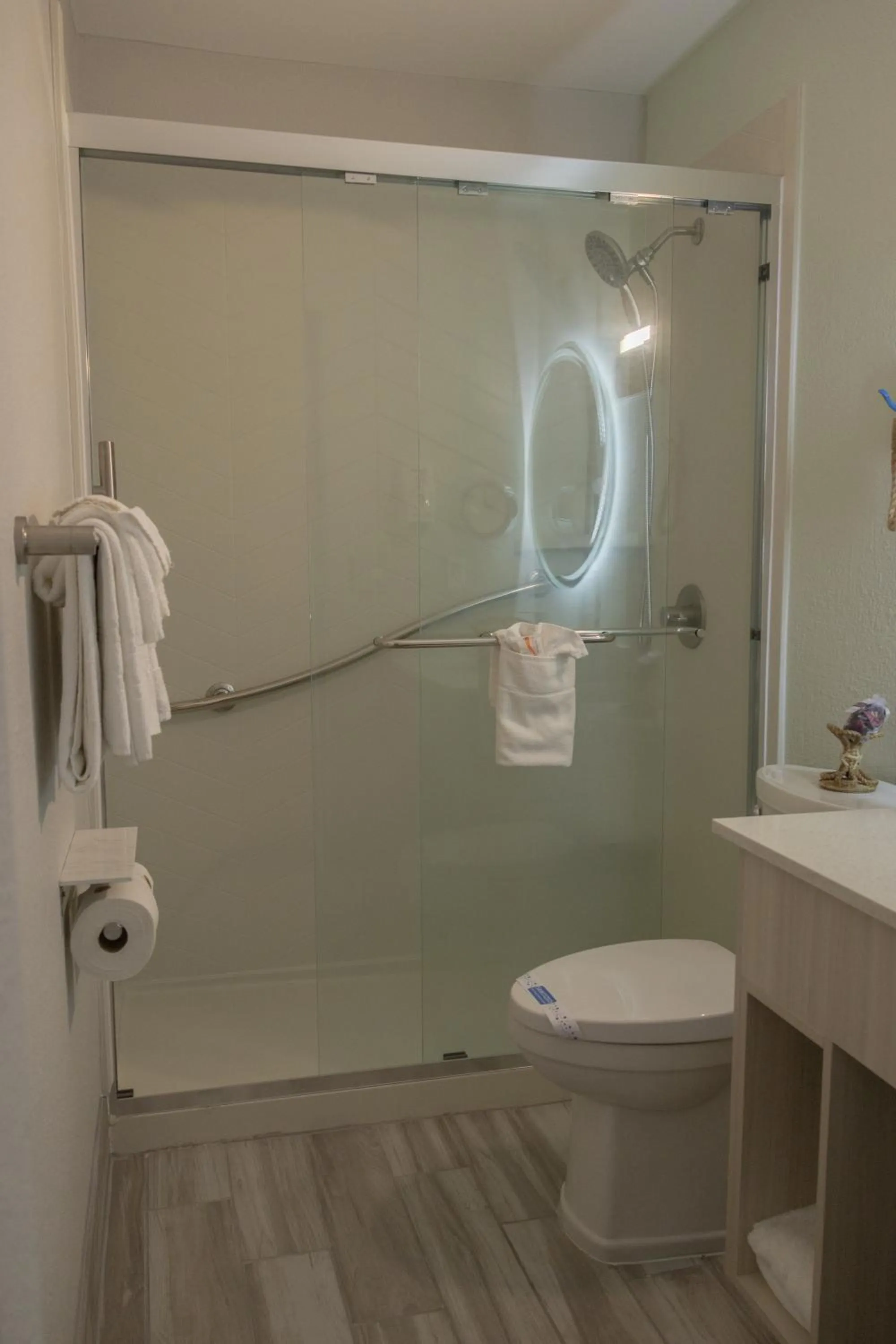 NEW 2026-Ocean Sands Beach Boutique Inn-Sauna and Salt-Mineral Pool -Free Beach Bikes and Famous Beach- Fresh Baked Cookies and Popcorn - Bathrobes and Sunscreen in all rooms-Ultra Sparkling-Free Laundry- 4 Grand Black Beds-Call NOW & Save-1-252-AHA-SAND