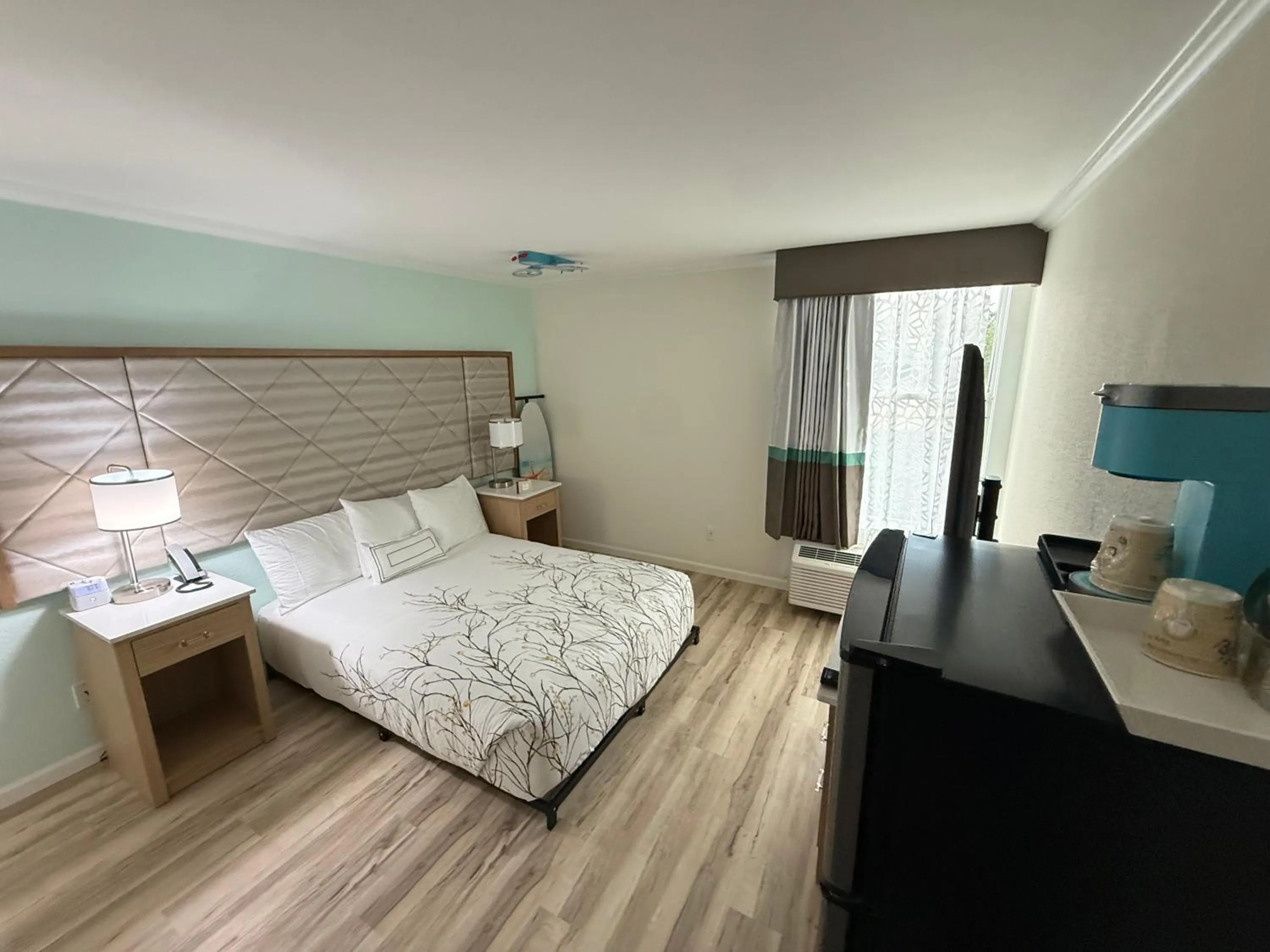 Bed in NEW 2026-Ocean Sands Beach Boutique Inn-Sauna and Salt-Mineral Pool -Free Beach Bikes and Famous Beach- Fresh Baked Cookies and Popcorn - Bathrobes and Sunscreen in all rooms-Ultra Sparkling-Free Laundry- 4 Grand Black Beds-Call NOW & Save-1-252-AHA-SAND