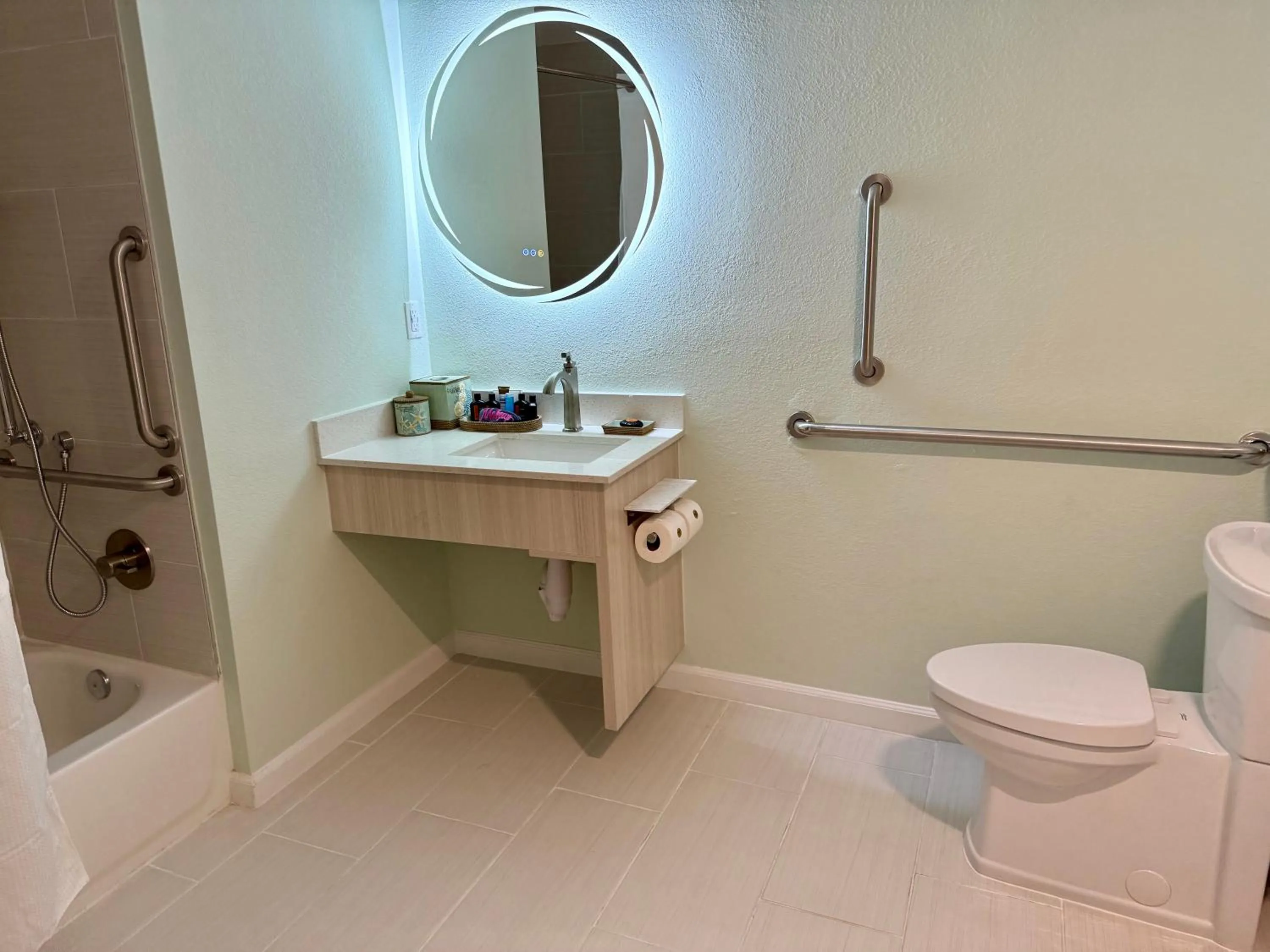 NEW 2026-Ocean Sands Beach Boutique Inn-Sauna and Salt-Mineral Pool -Free Beach Bikes and Famous Beach- Fresh Baked Cookies and Popcorn - Bathrobes and Sunscreen in all rooms-Ultra Sparkling-Free Laundry- 4 Grand Black Beds-Call NOW & Save-1-252-AHA-SAND