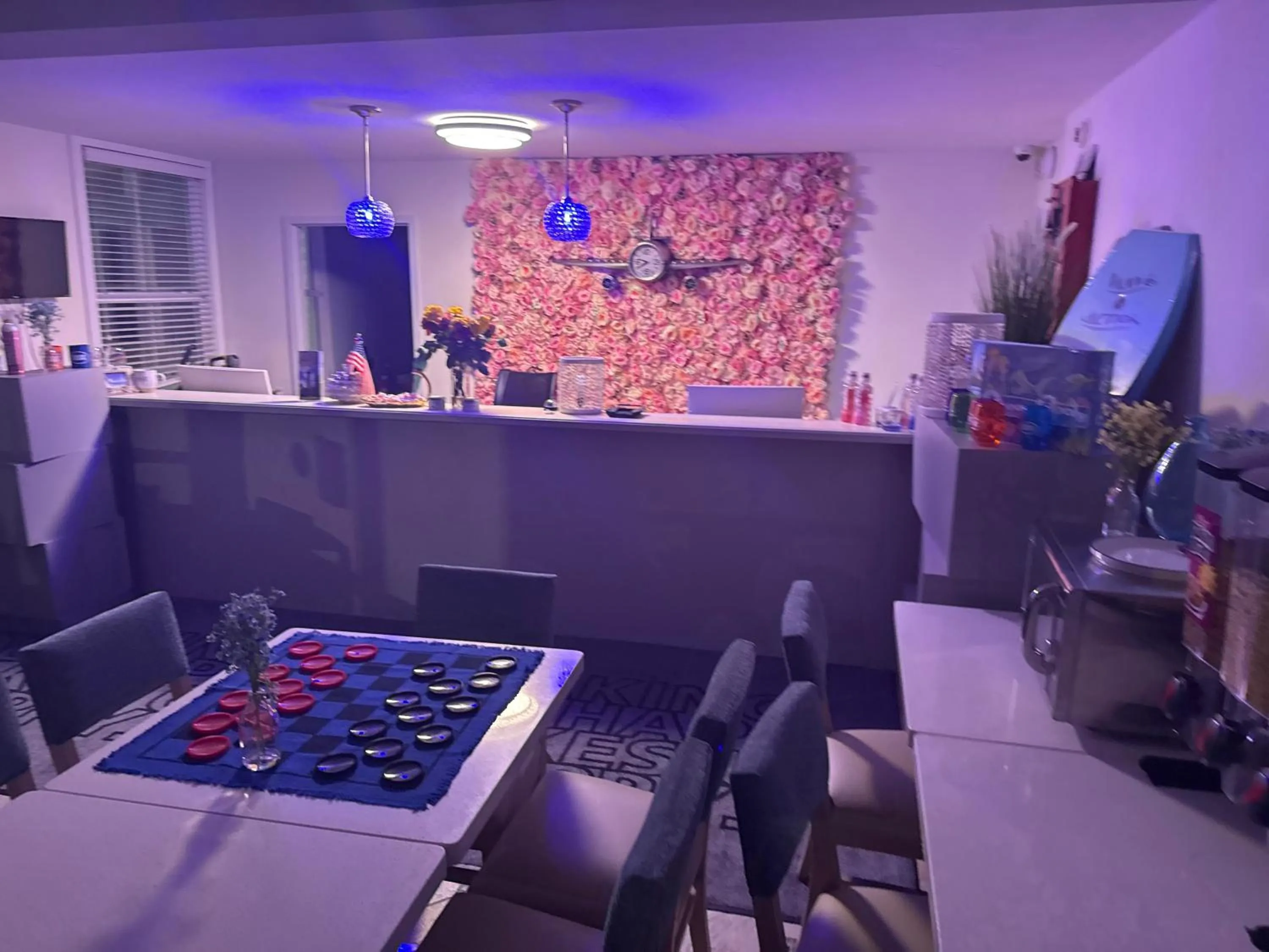 NEW 2026-Ocean Sands Beach Boutique Inn-Sauna and Salt-Mineral Pool -Free Beach Bikes and Famous Beach- Fresh Baked Cookies and Popcorn - Bathrobes and Sunscreen in all rooms-Ultra Sparkling-Free Laundry- 4 Grand Black Beds-Call NOW & Save-1-252-AHA-SAND