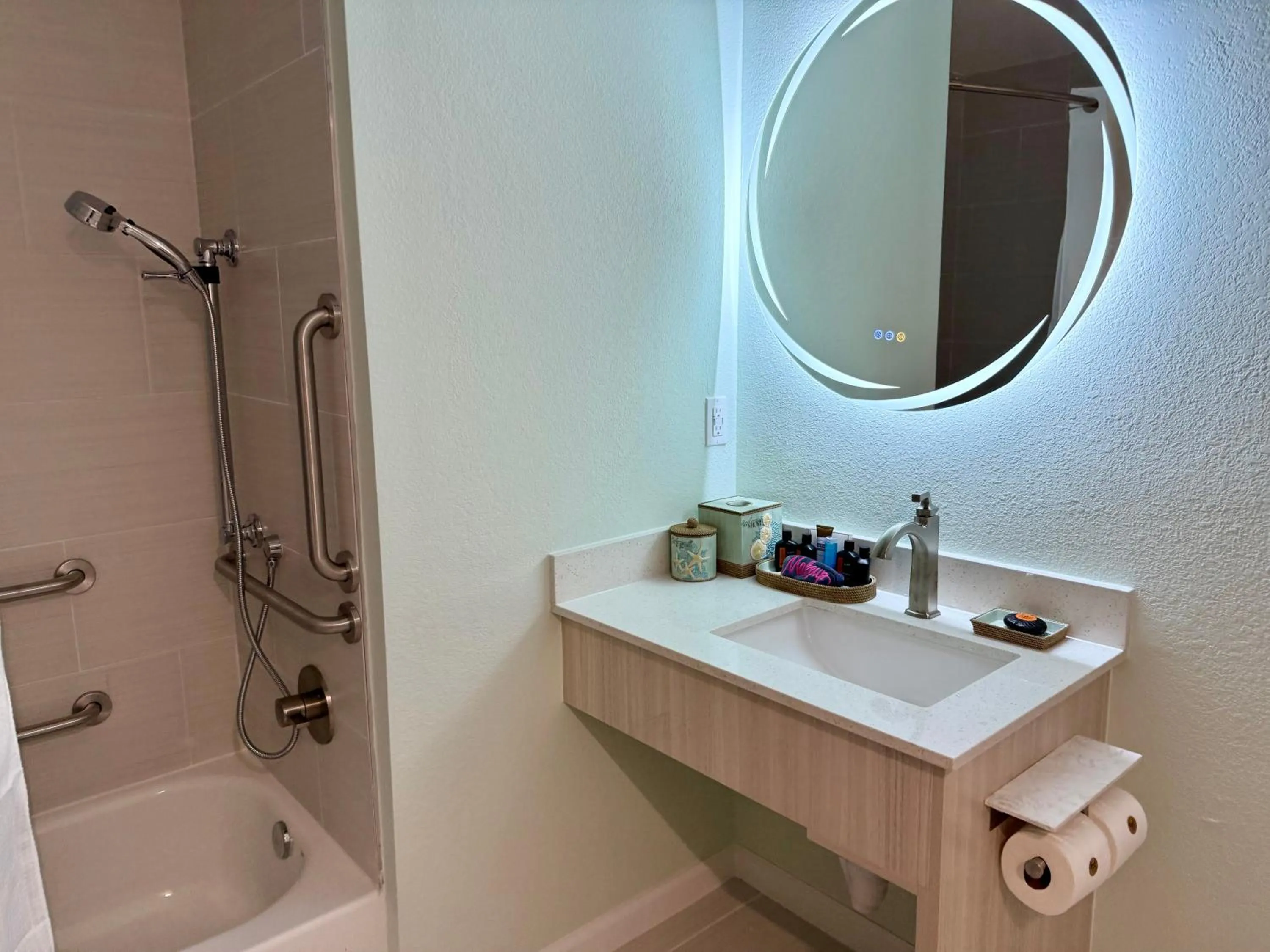 NEW 2026-Ocean Sands Beach Boutique Inn-Sauna and Salt-Mineral Pool -Free Beach Bikes and Famous Beach- Fresh Baked Cookies and Popcorn - Bathrobes and Sunscreen in all rooms-Ultra Sparkling-Free Laundry- 4 Grand Black Beds-Call NOW & Save-1-252-AHA-SAND