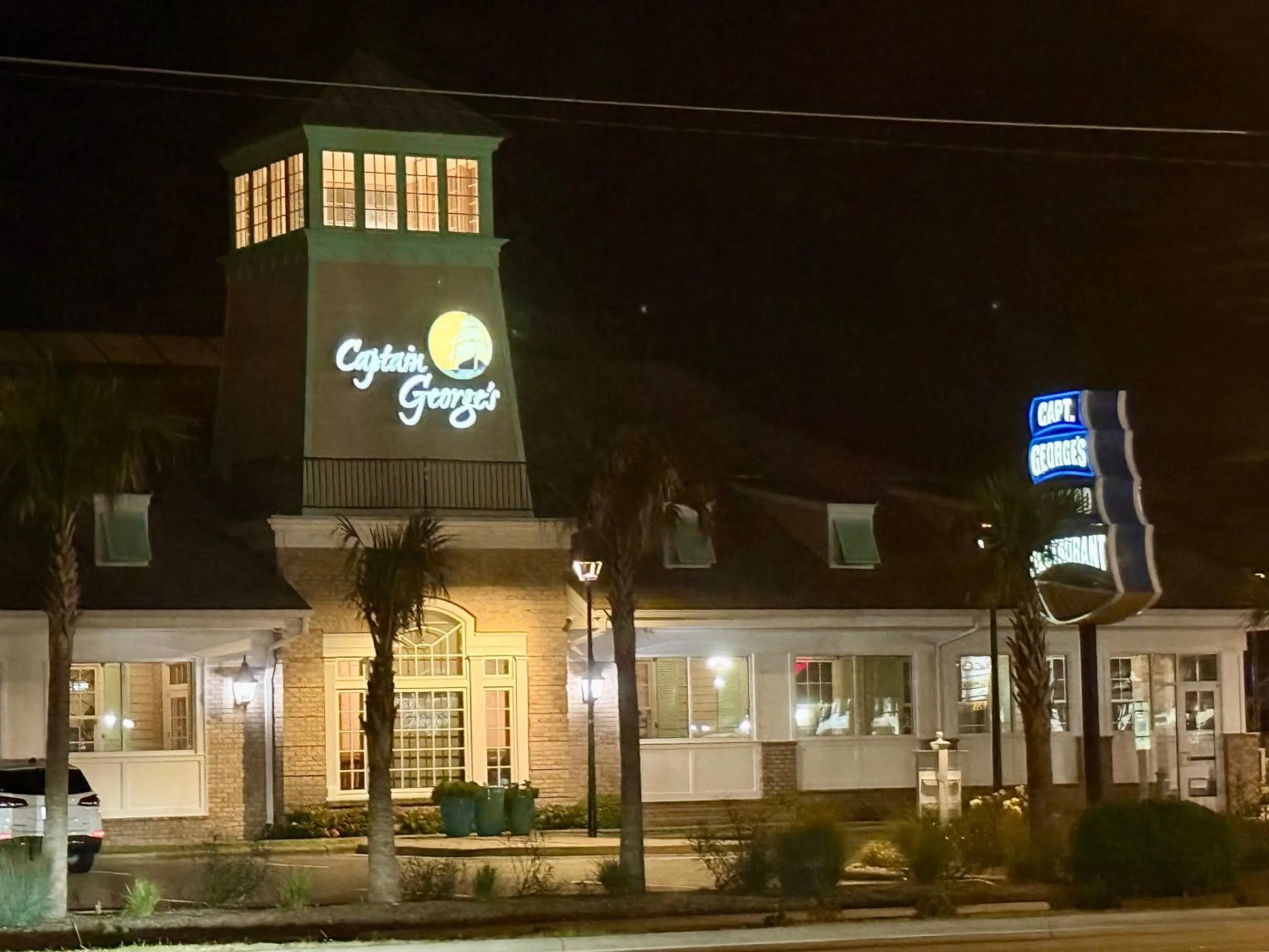 NEW 2026-Ocean Sands Beach Boutique Inn-Sauna and Salt-Mineral Pool -Free Beach Bikes and Famous Beach- Fresh Baked Cookies and Popcorn - Bathrobes and Sunscreen in all rooms-Ultra Sparkling-Free Laundry- 4 Grand Black Beds-Call NOW & Save-1-252-AHA-SAND