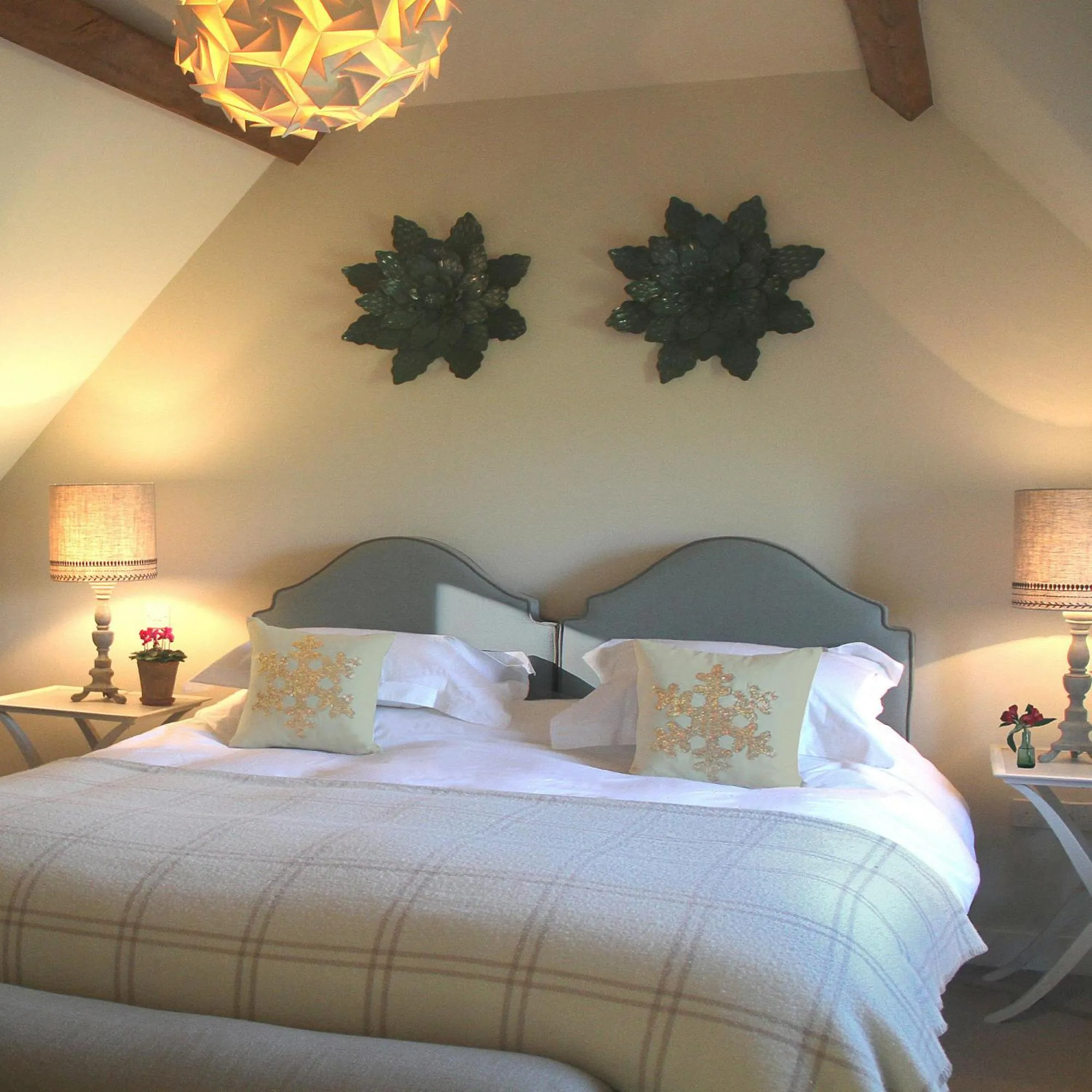 Bed in The Swan Inn Swinbrook