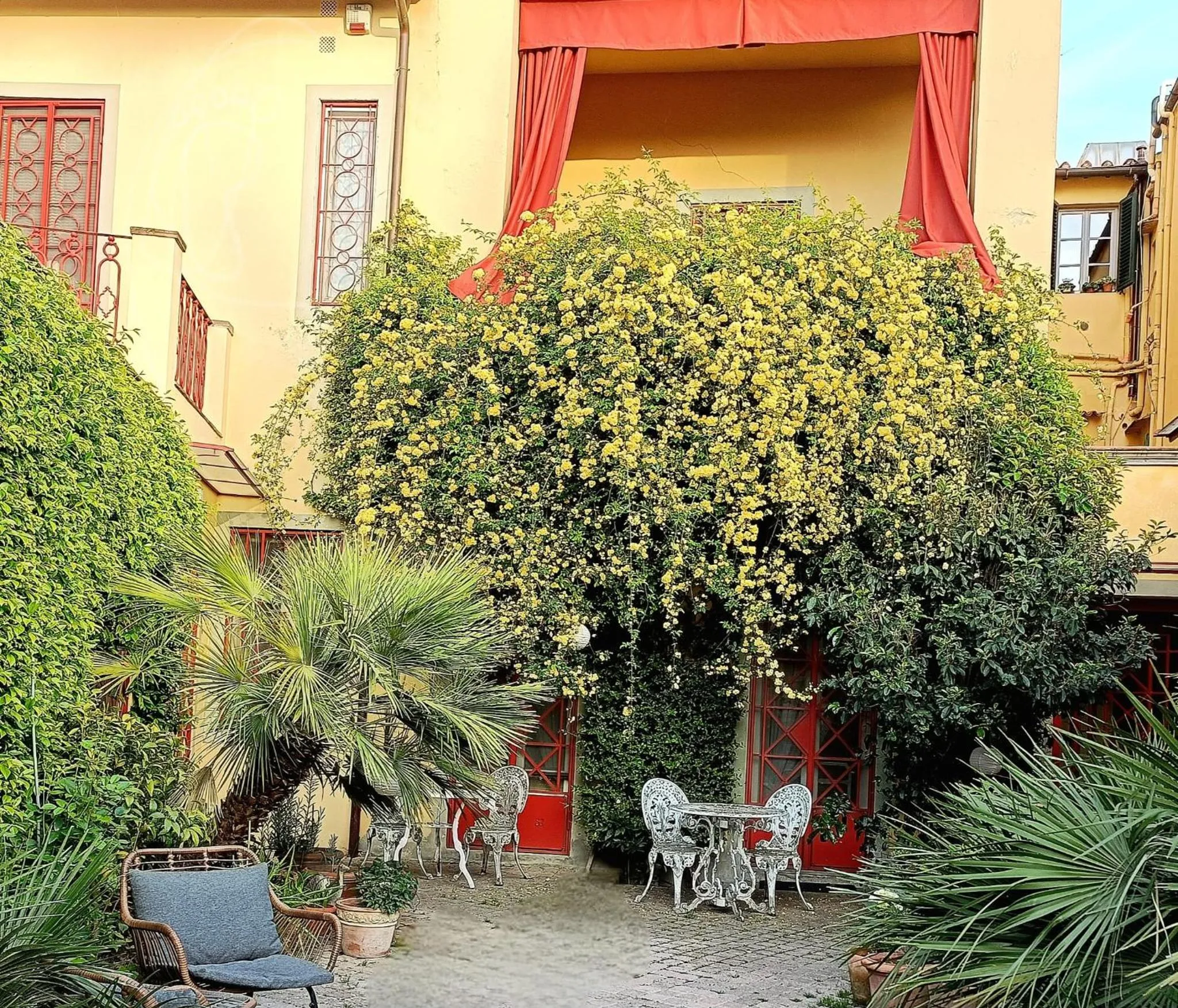 Inner courtyard view in Drom Florence Rooms & Apartments