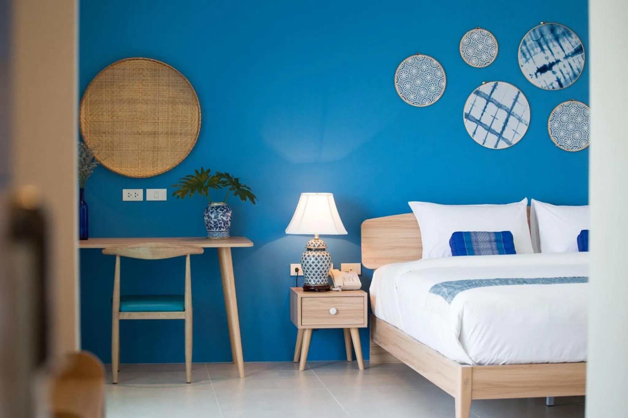 Seating area, Bed in DeeProm Pattaya Hotel