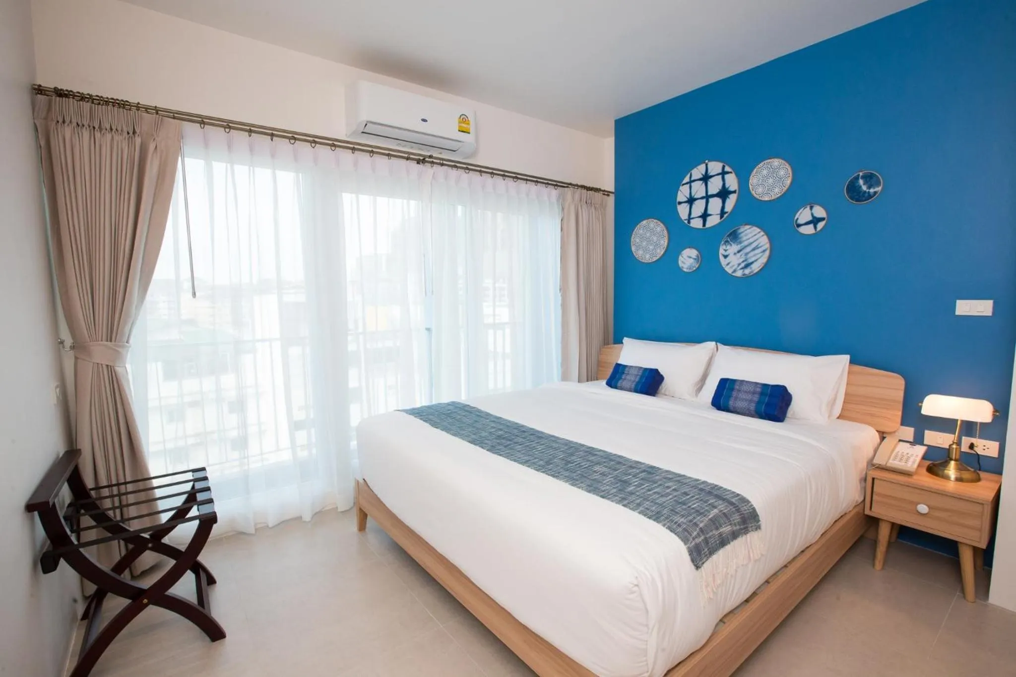 Bed in DeeProm Pattaya Hotel