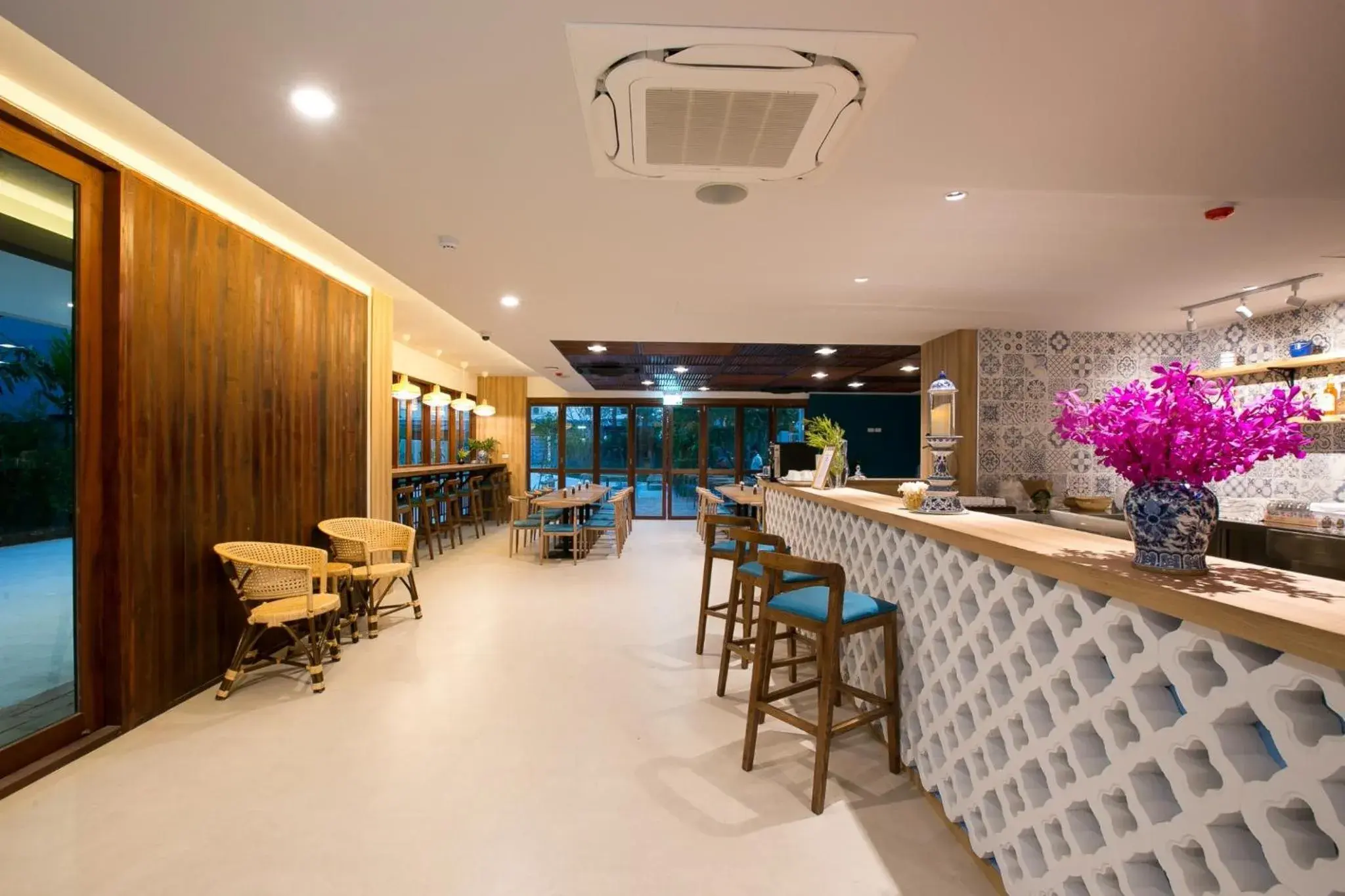 Lobby or reception, Restaurant/Places to Eat in DeeProm Pattaya Hotel