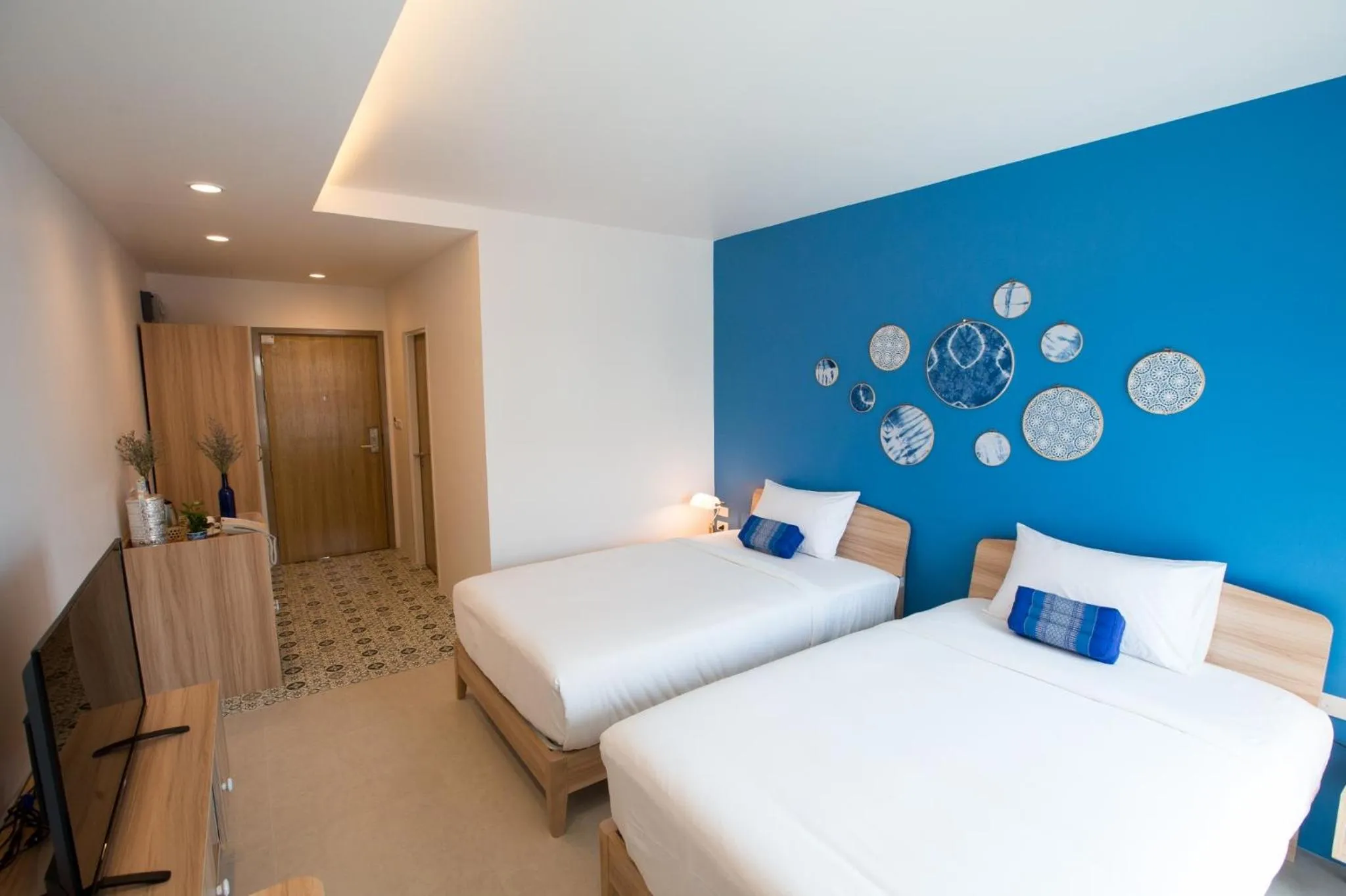 Bed in DeeProm Pattaya Hotel