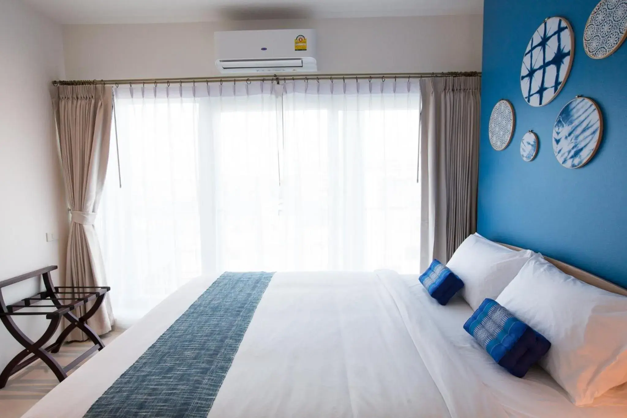 Bed in DeeProm Pattaya Hotel
