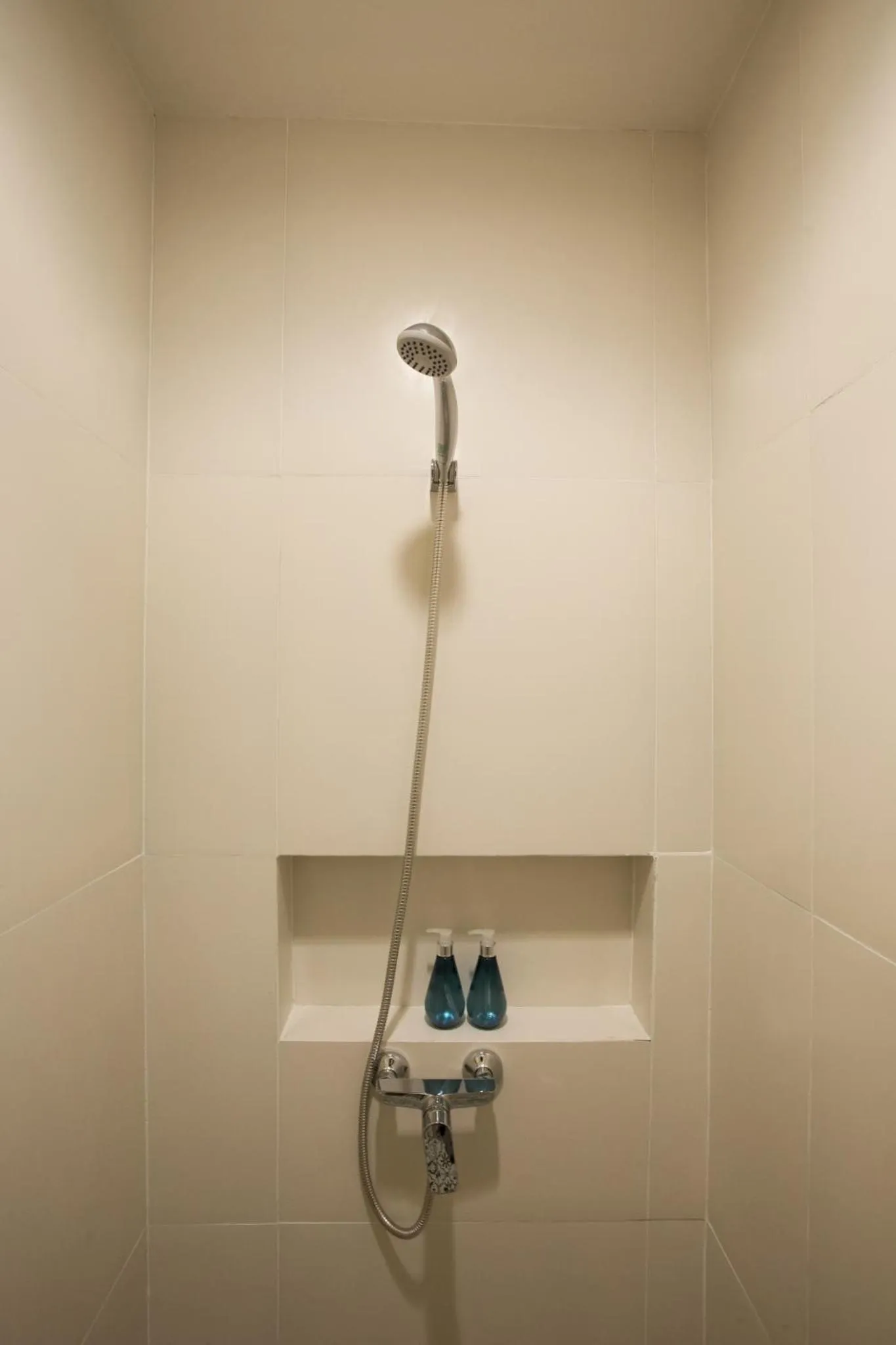 Shower in DeeProm Pattaya Hotel