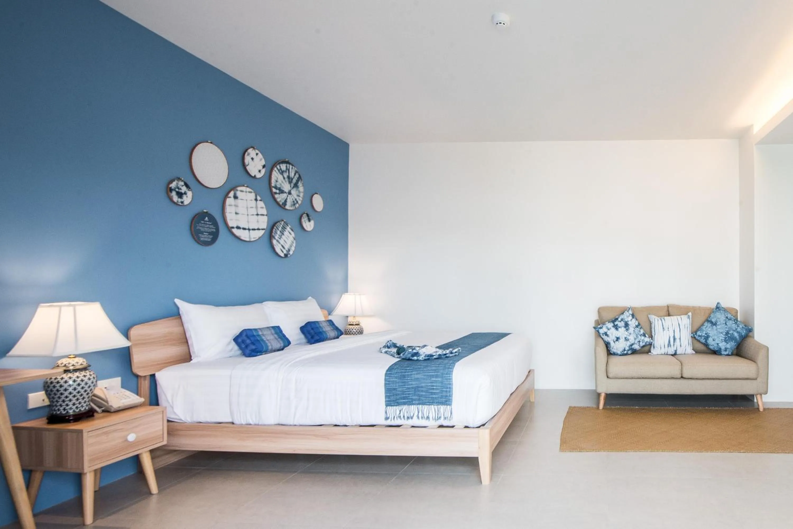 Photo of the whole room, Bed in DeeProm Pattaya Hotel