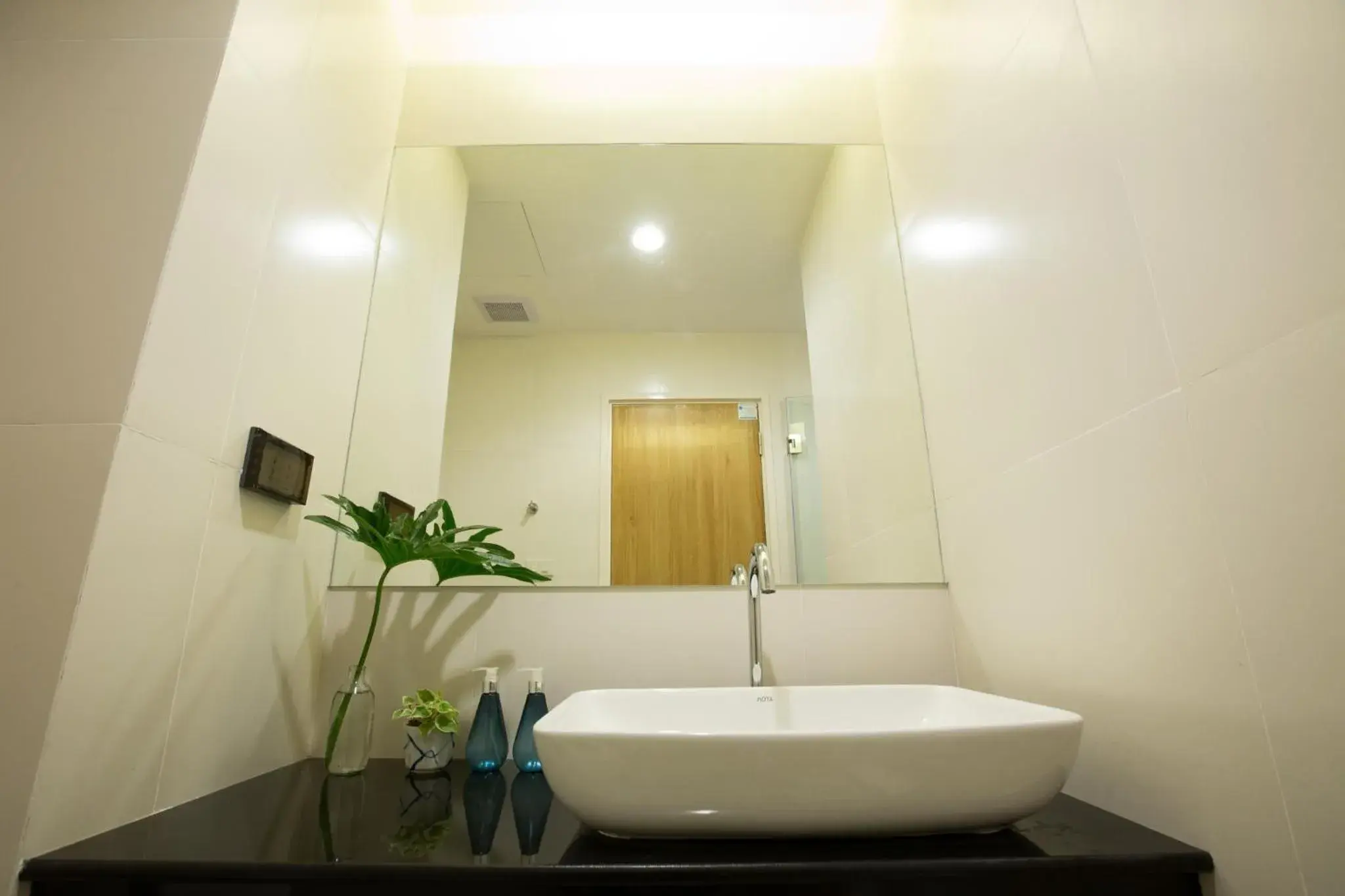Bathroom in DeeProm Pattaya Hotel