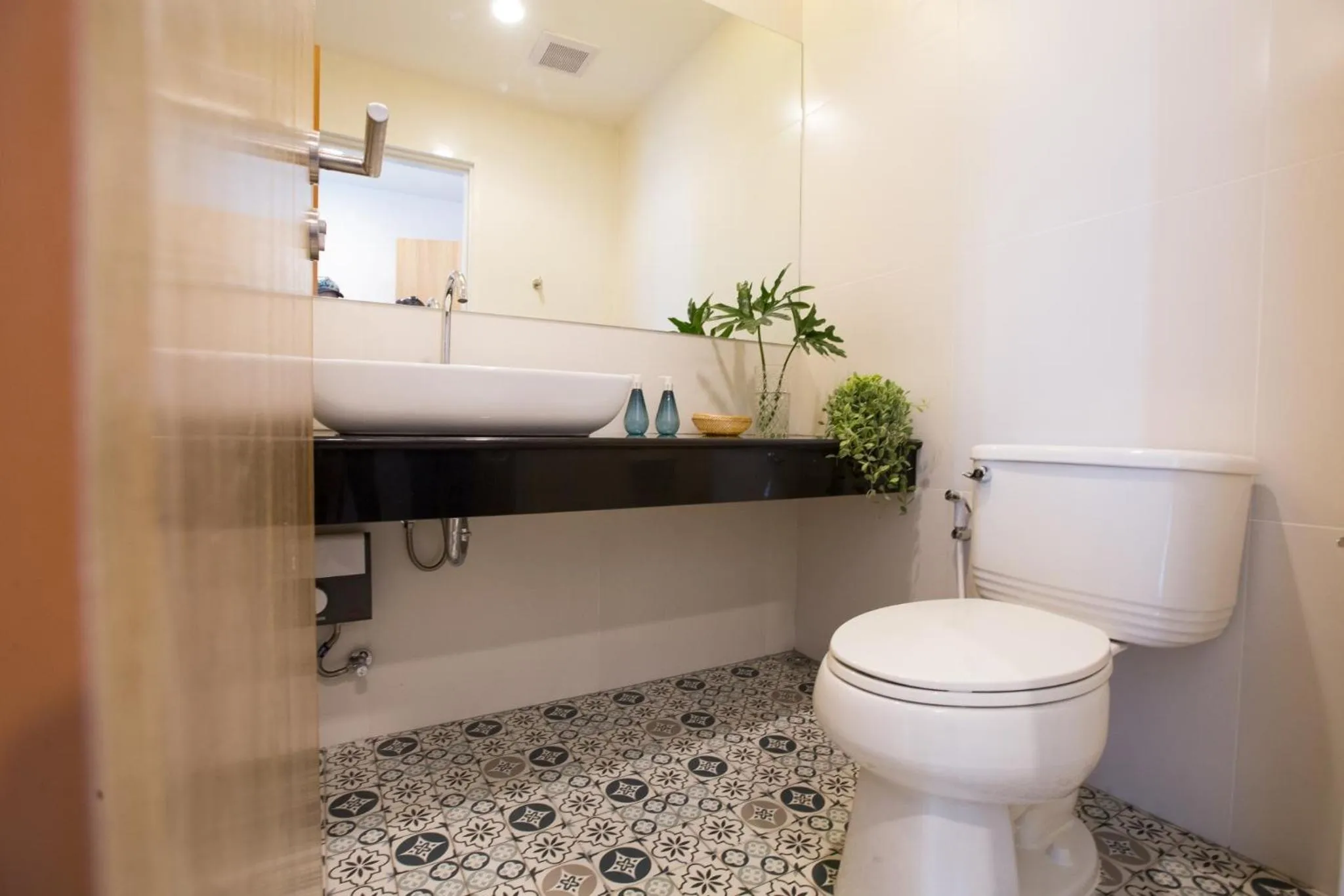 Toilet in DeeProm Pattaya Hotel