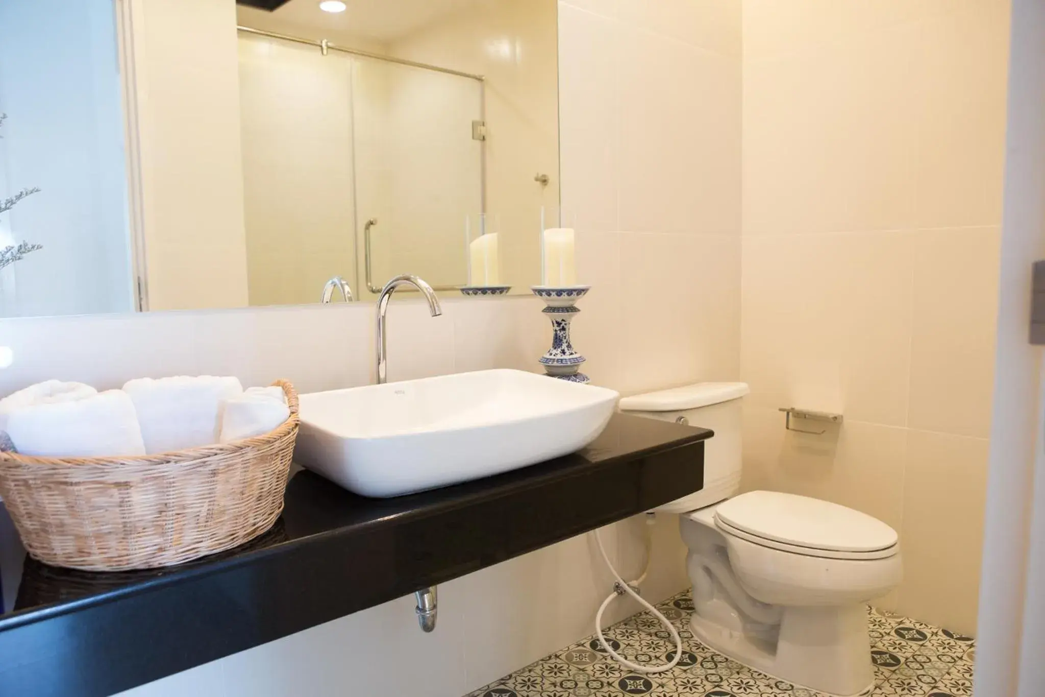 Shower, Bathroom in DeeProm Pattaya Hotel