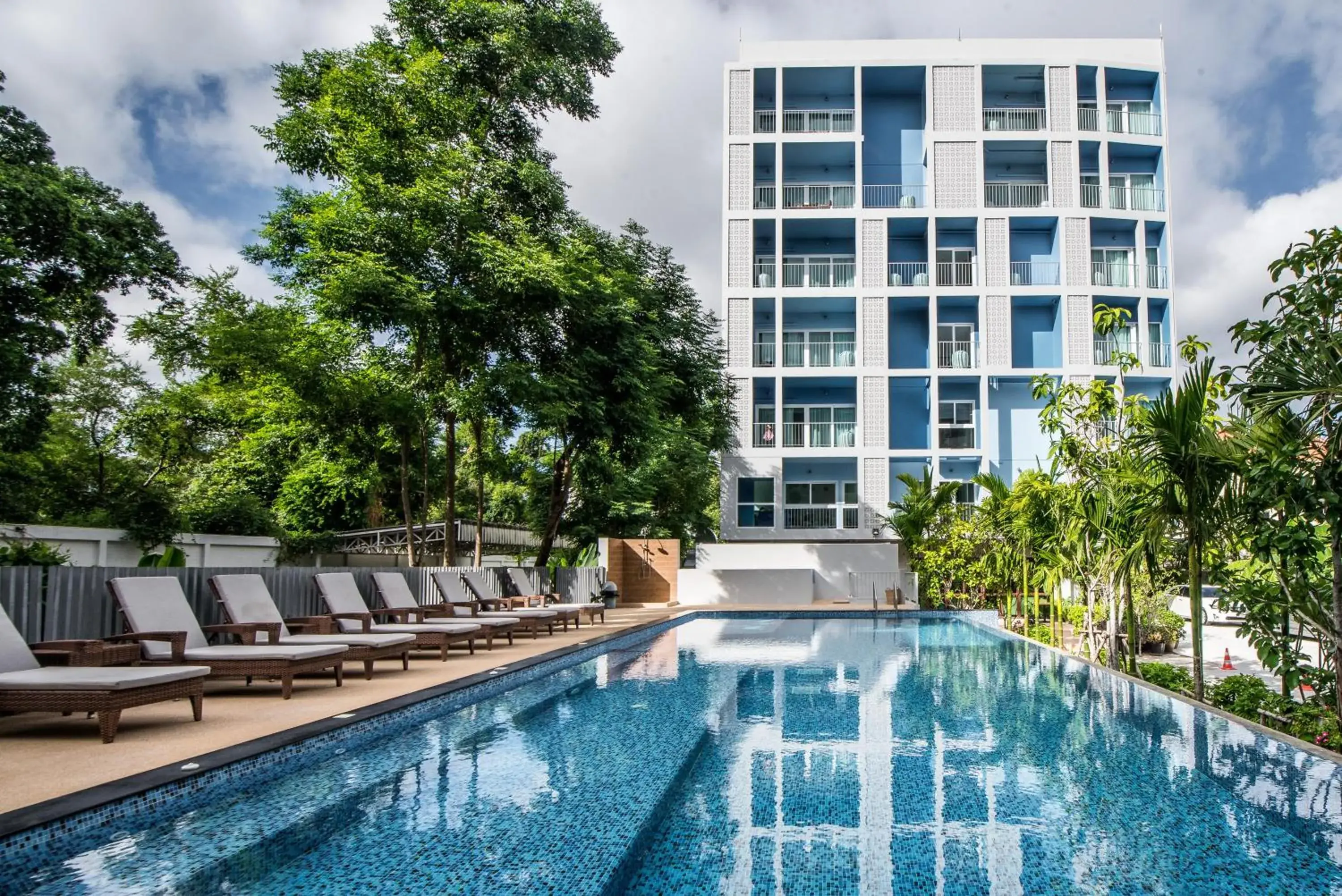 Property building, Swimming Pool in DeeProm Pattaya Hotel