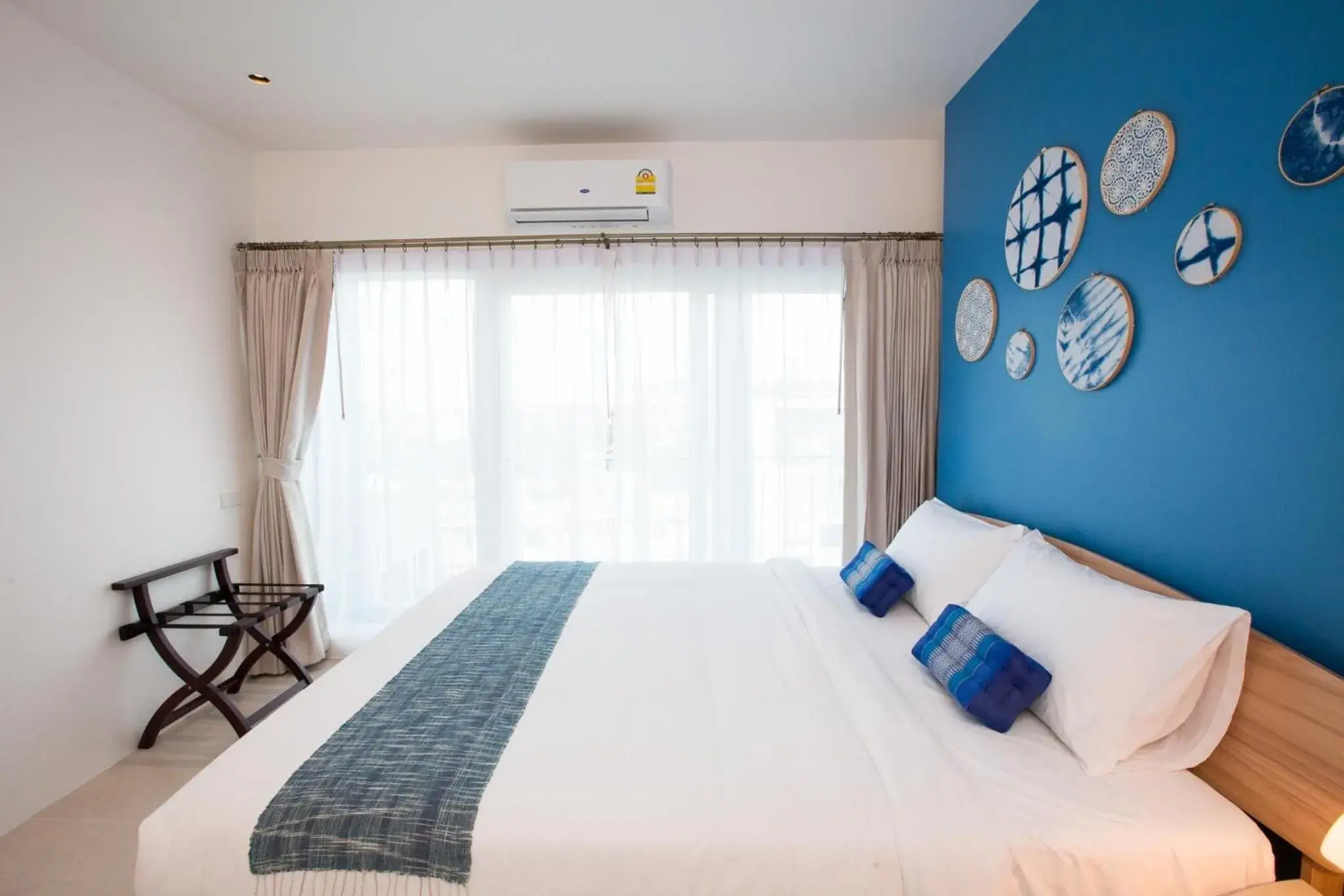 Bed in DeeProm Pattaya Hotel