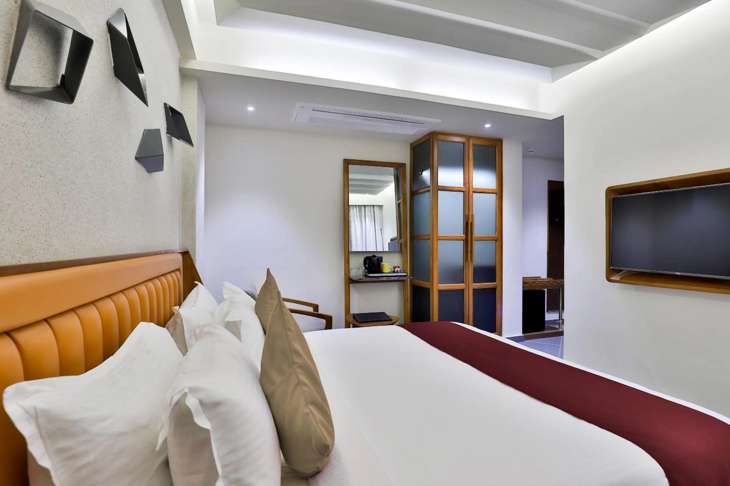 Photo of the whole room, Bed in Keys Select by Lemon Tree Hotels, Gandhi Ashram, Ahmedabad