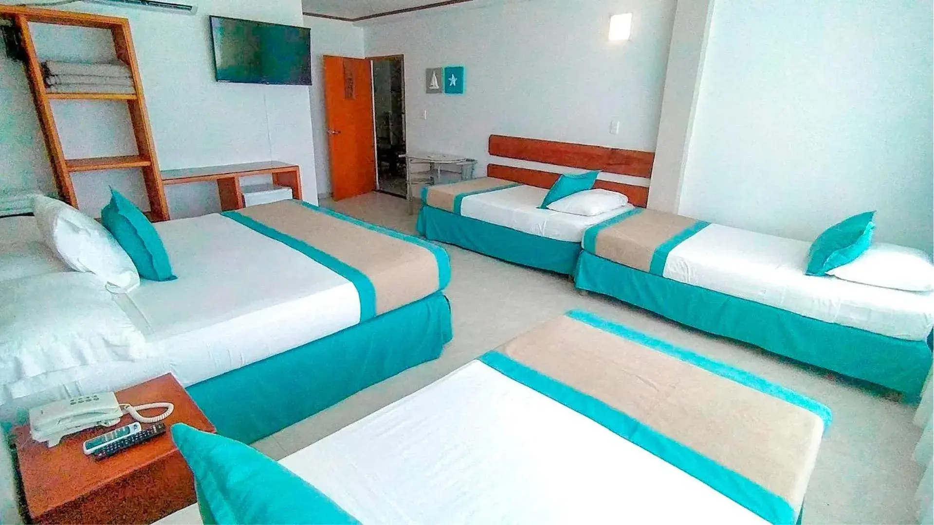 TV and multimedia, Bed in Hotel Portobelo beach TV and multimedia, Bed in Hotel Portobelo beach