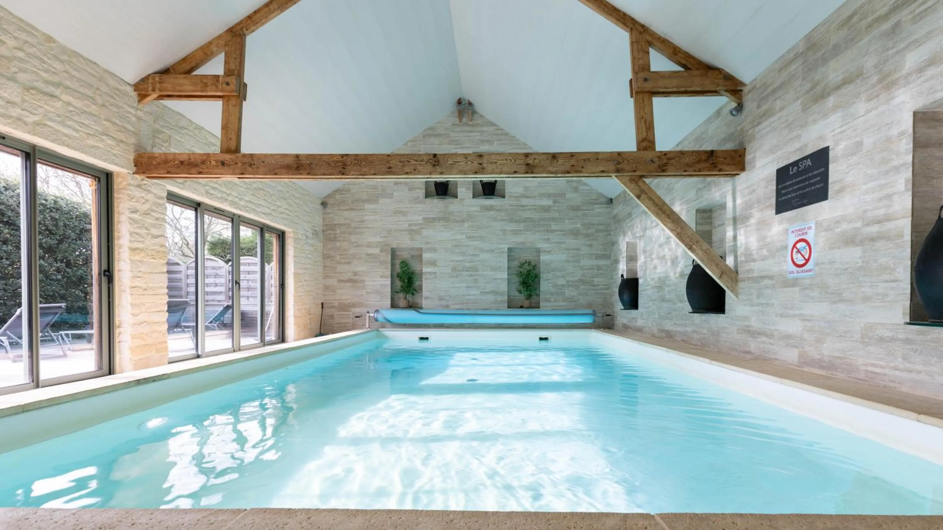 Swimming pool in Chambres d'Hôtes et Suites à La Ferme de l'Oudon & SPA