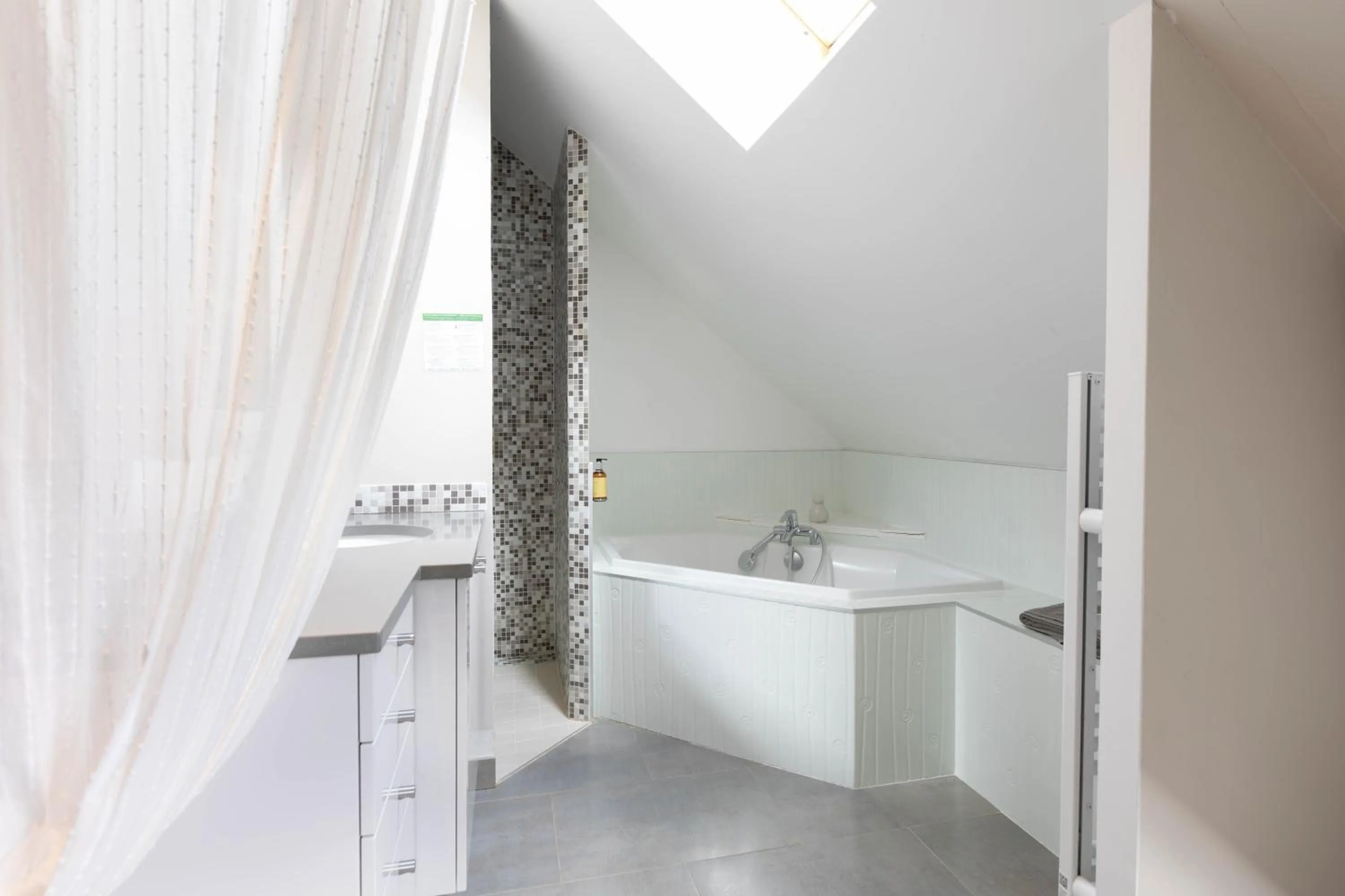 Shower in Chambres d'Hôtes et Suites à La Ferme de l'Oudon & SPA