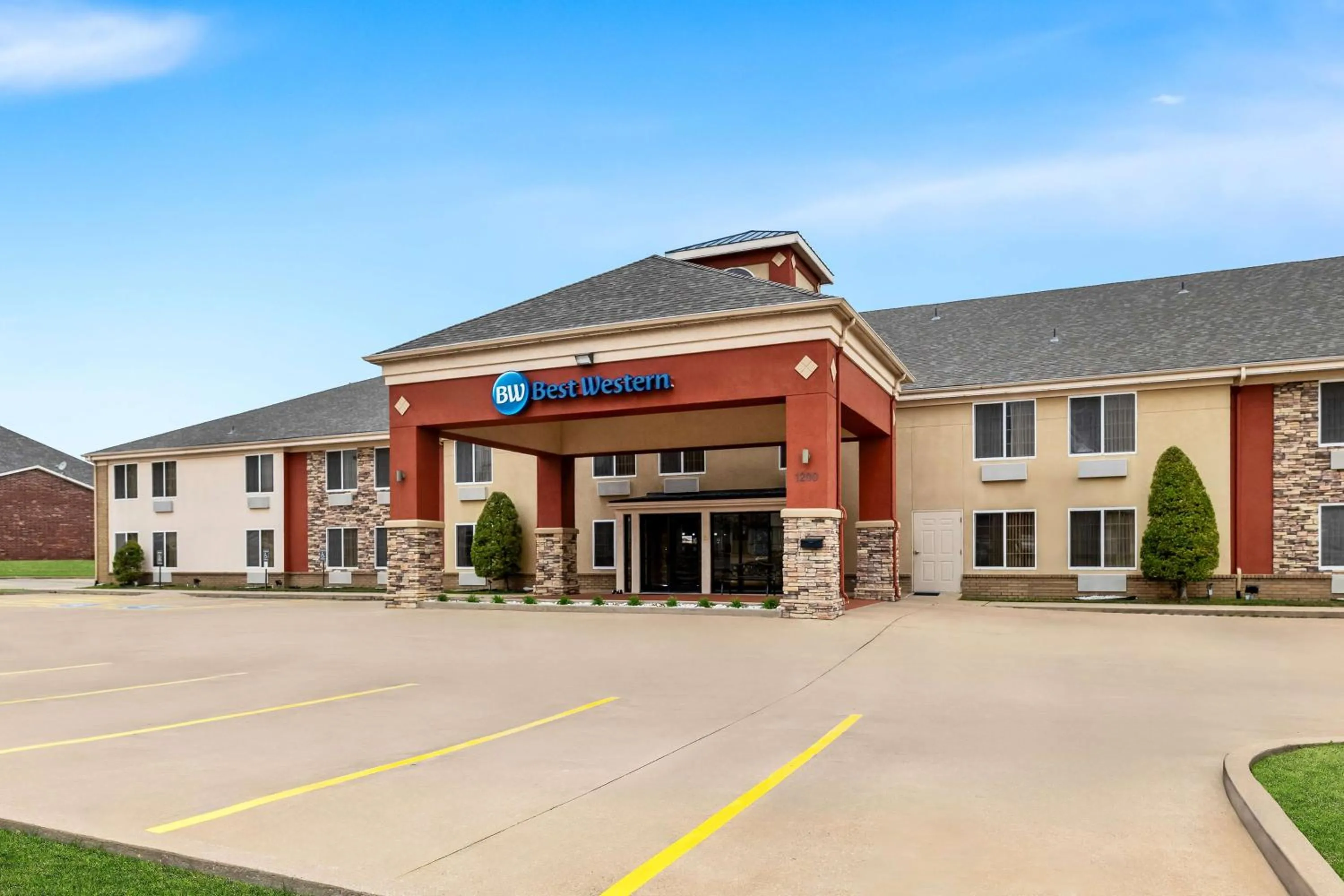 Property building in Best Western Kenosha Inn